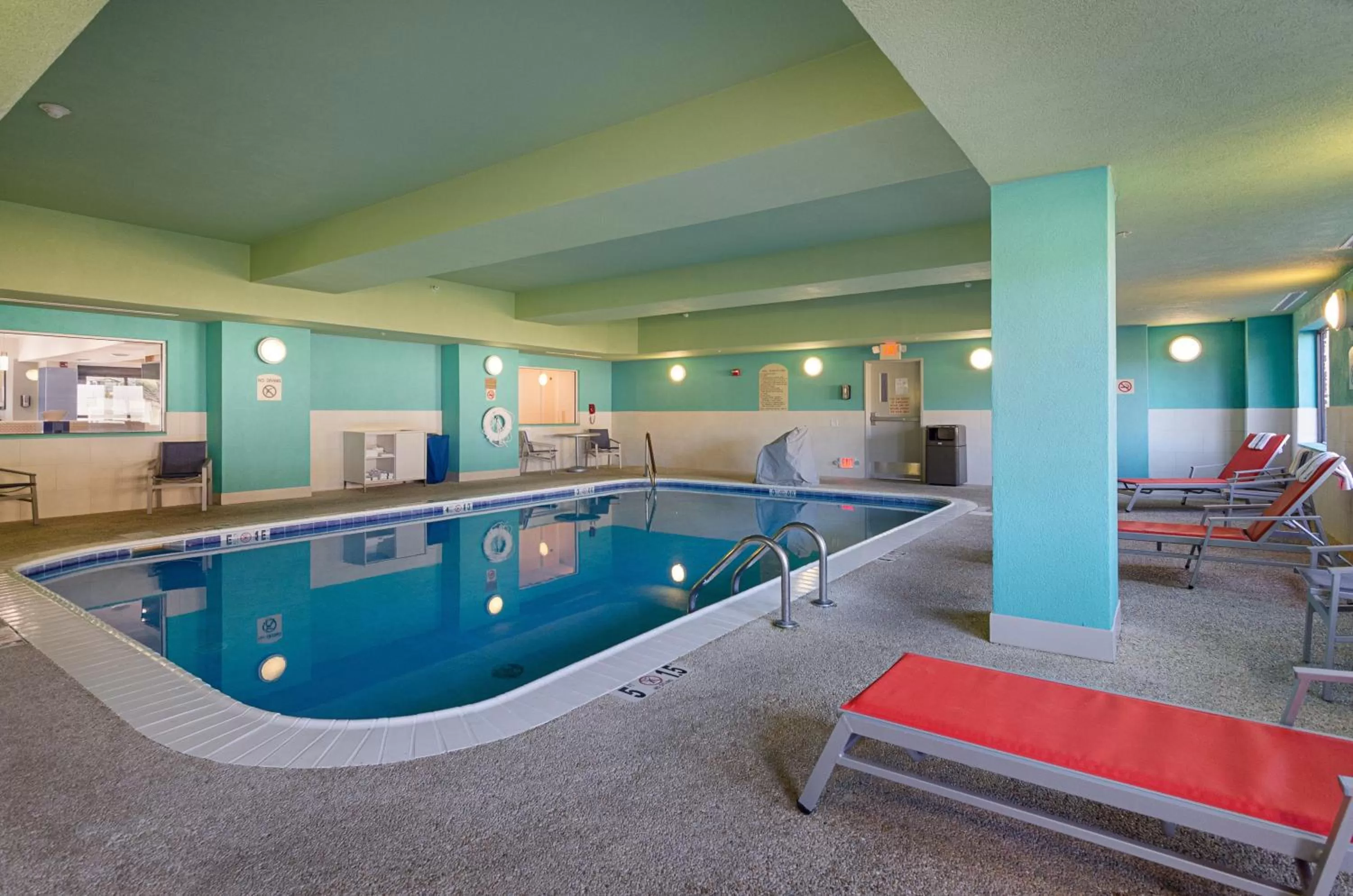 Swimming pool in Holiday Inn Express Hotel & Suites Weston by IHG