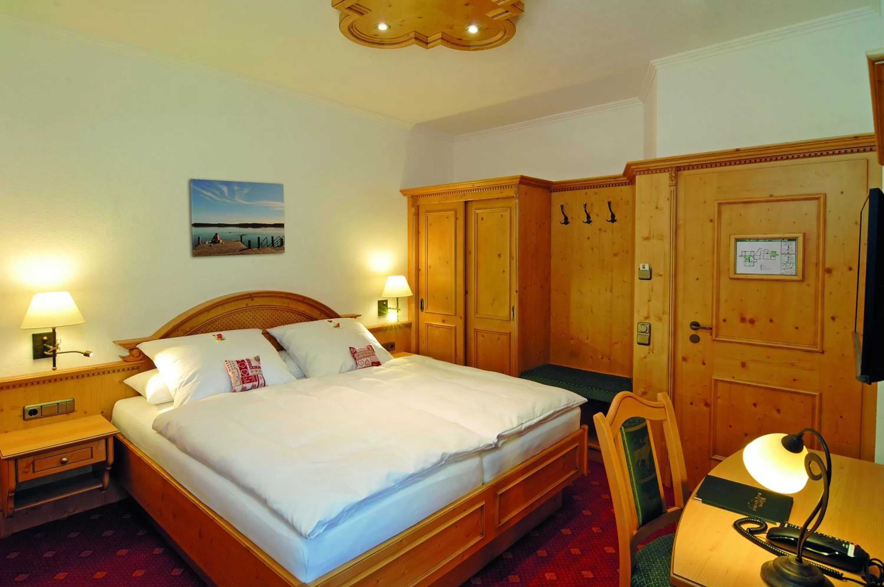 Bedroom, Bed in Hotel Alpenhof - ruhige Wohlfühloase zwischen München, dem Fünf-Seenland und den Bergen, in S-Bahnnähe