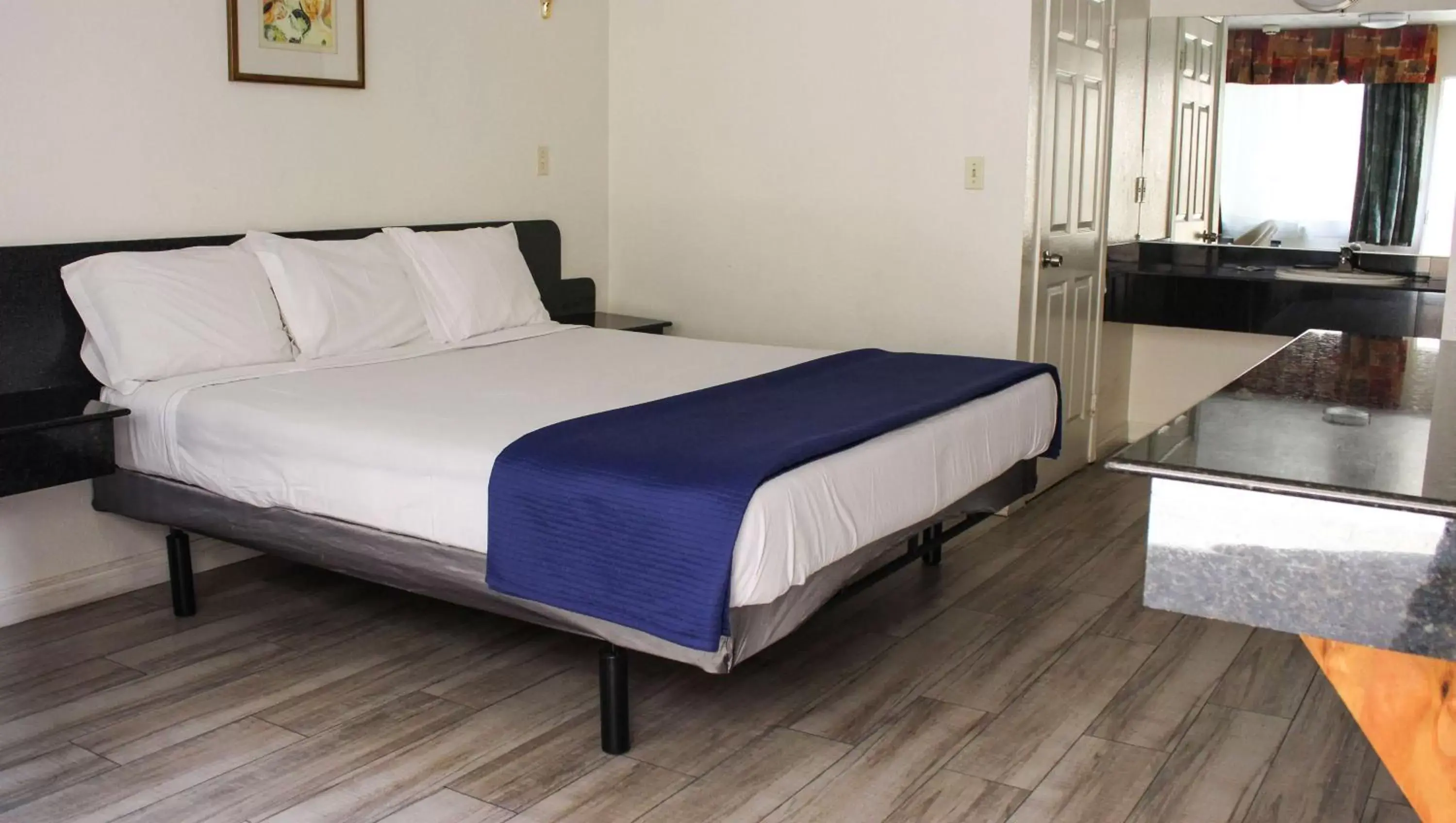 Photo of the whole room, Bed in Motel 6 Glendale CA Pasadena Burbank Los Angeles Photo of the whole room, Bed in Motel 6 Glendale CA Pasadena Burbank Los Angeles