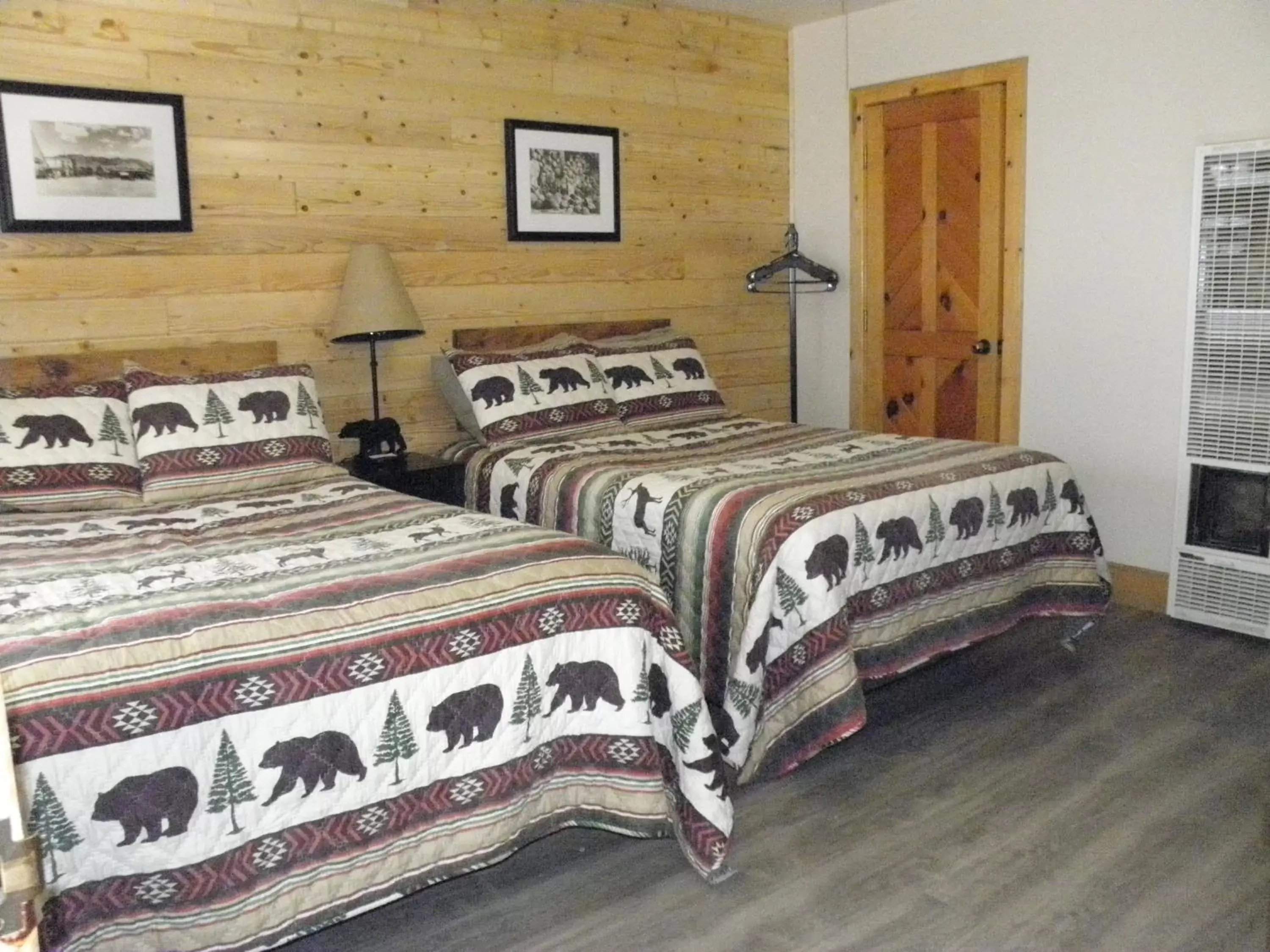 Bed in CREEKSIDE LODGE