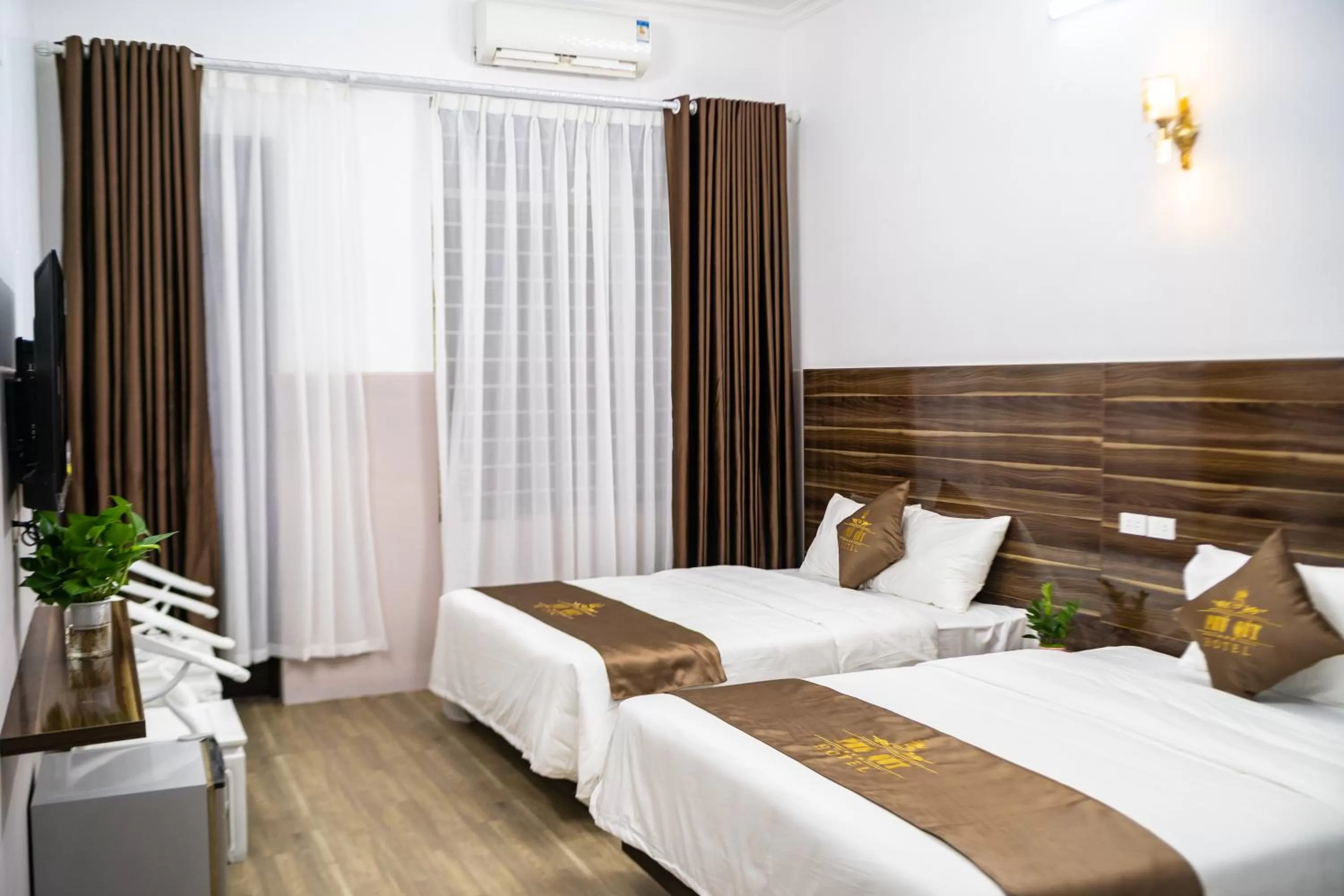 PHÚ QUÝ HOTEL near ĐÔNG KINH MARKET