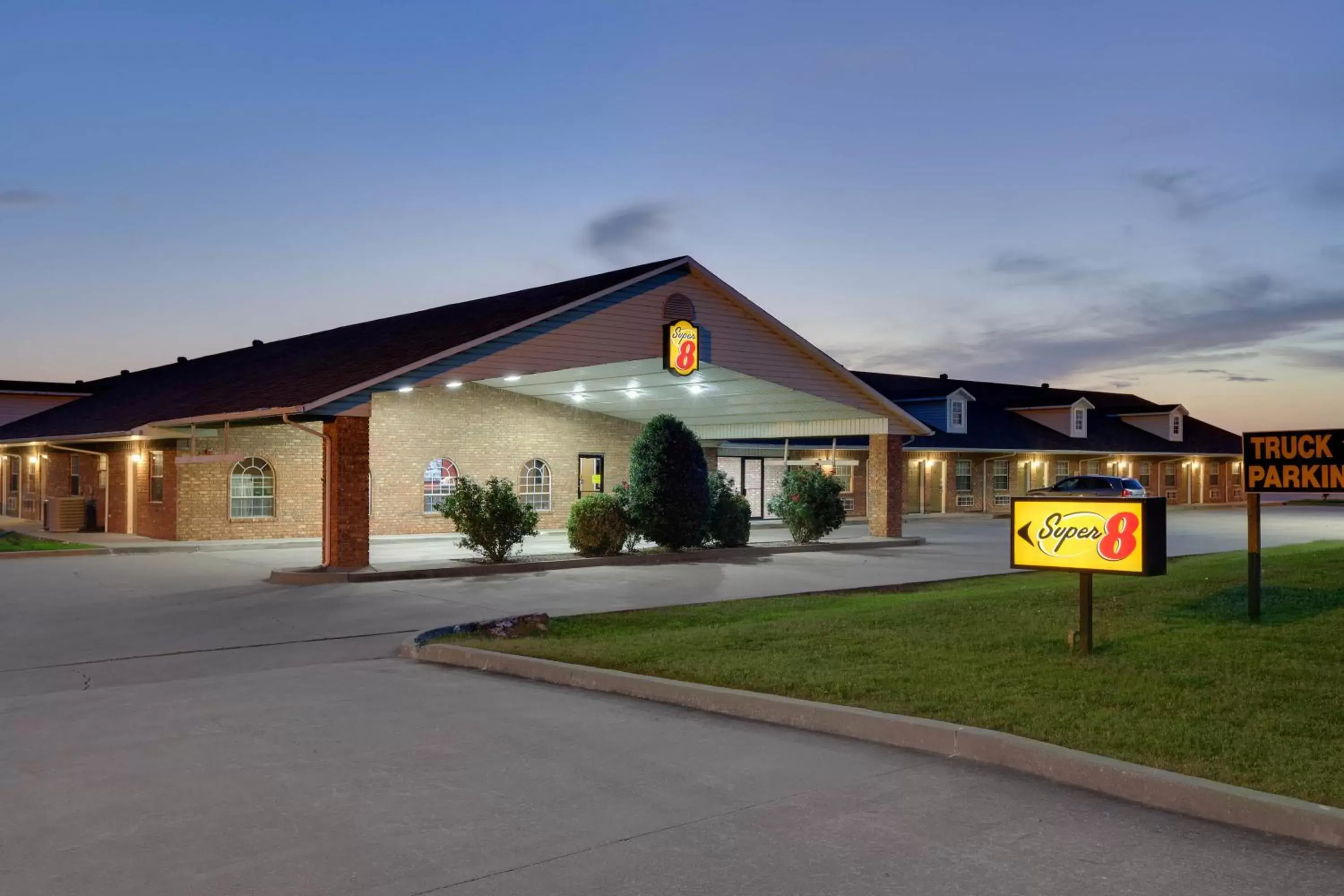 Property Building in Super 8 by Wyndham Big Cabin/Vinita Area