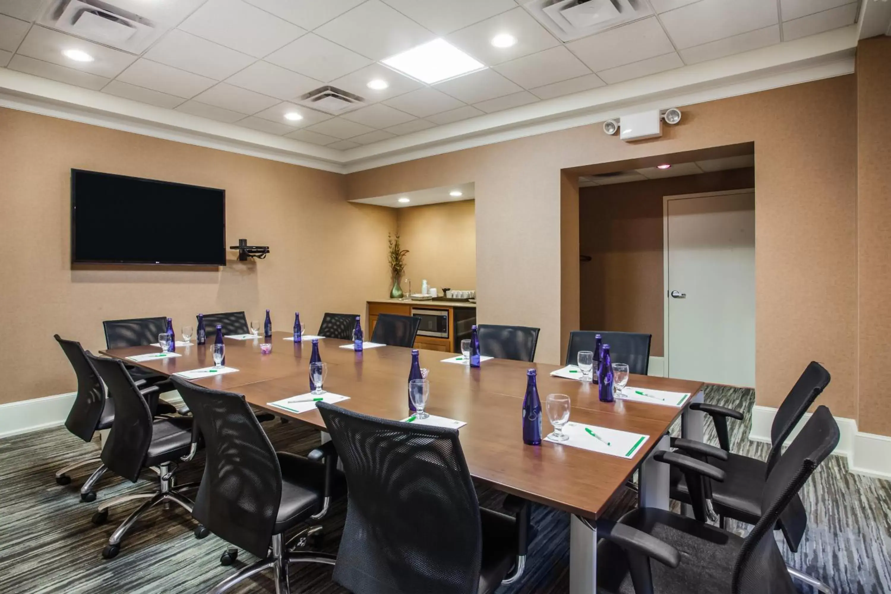 Meeting/conference room in Holiday Inn Saratoga Springs, an IHG Hotel