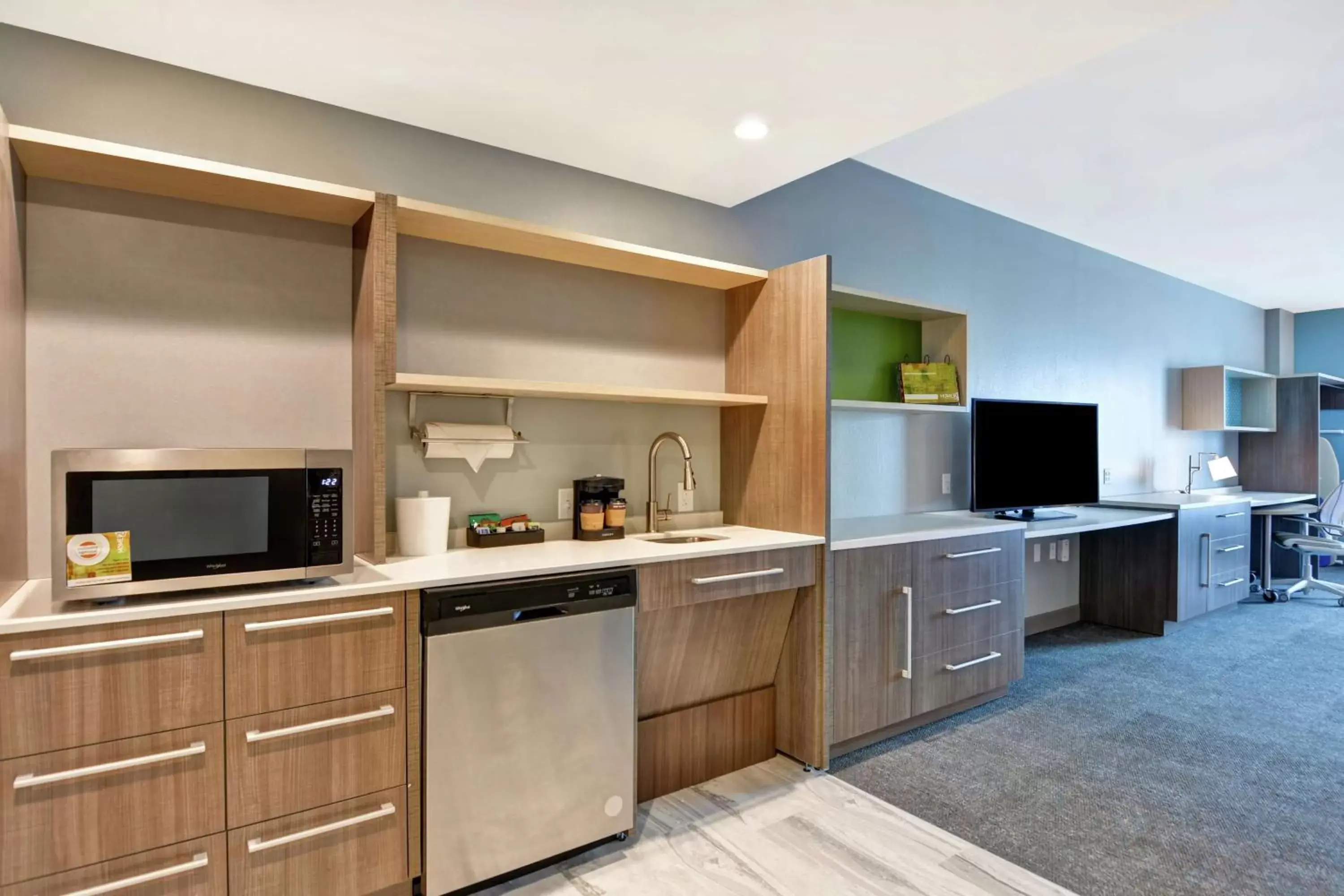 Kitchen or kitchenette, Kitchen/Kitchenette in Home2 Suites By Hilton Jacksonville South St Johns Town Ctr