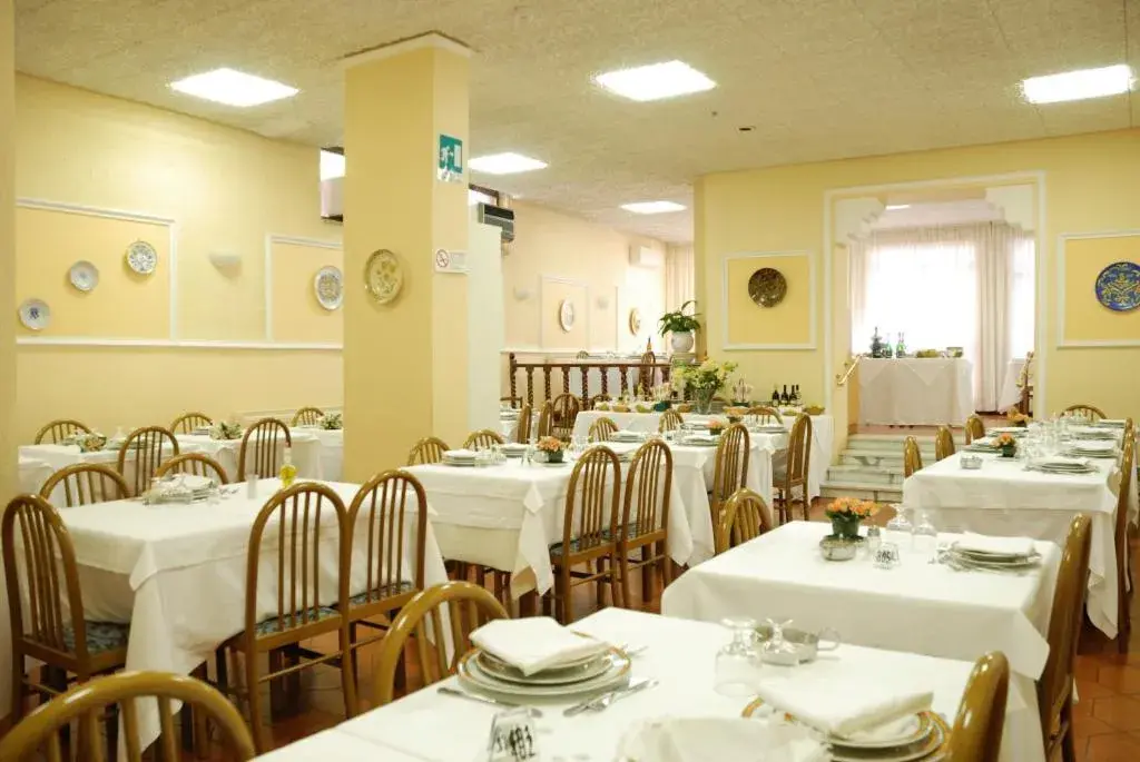 Dining area, Restaurant/Places to Eat in Hotel Iris Crillon