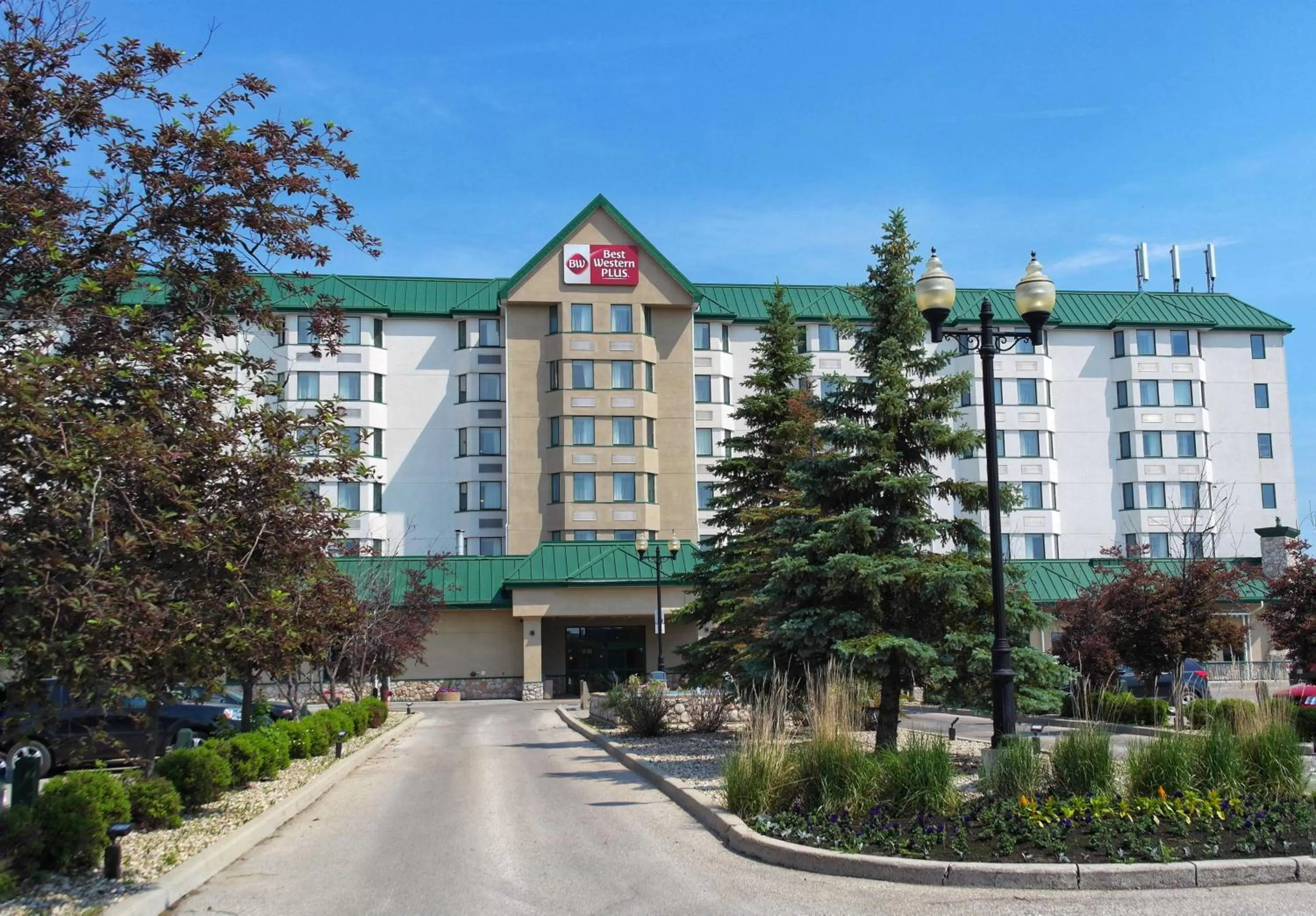 Property building in Best Western Plus Winnipeg Airport Hotel