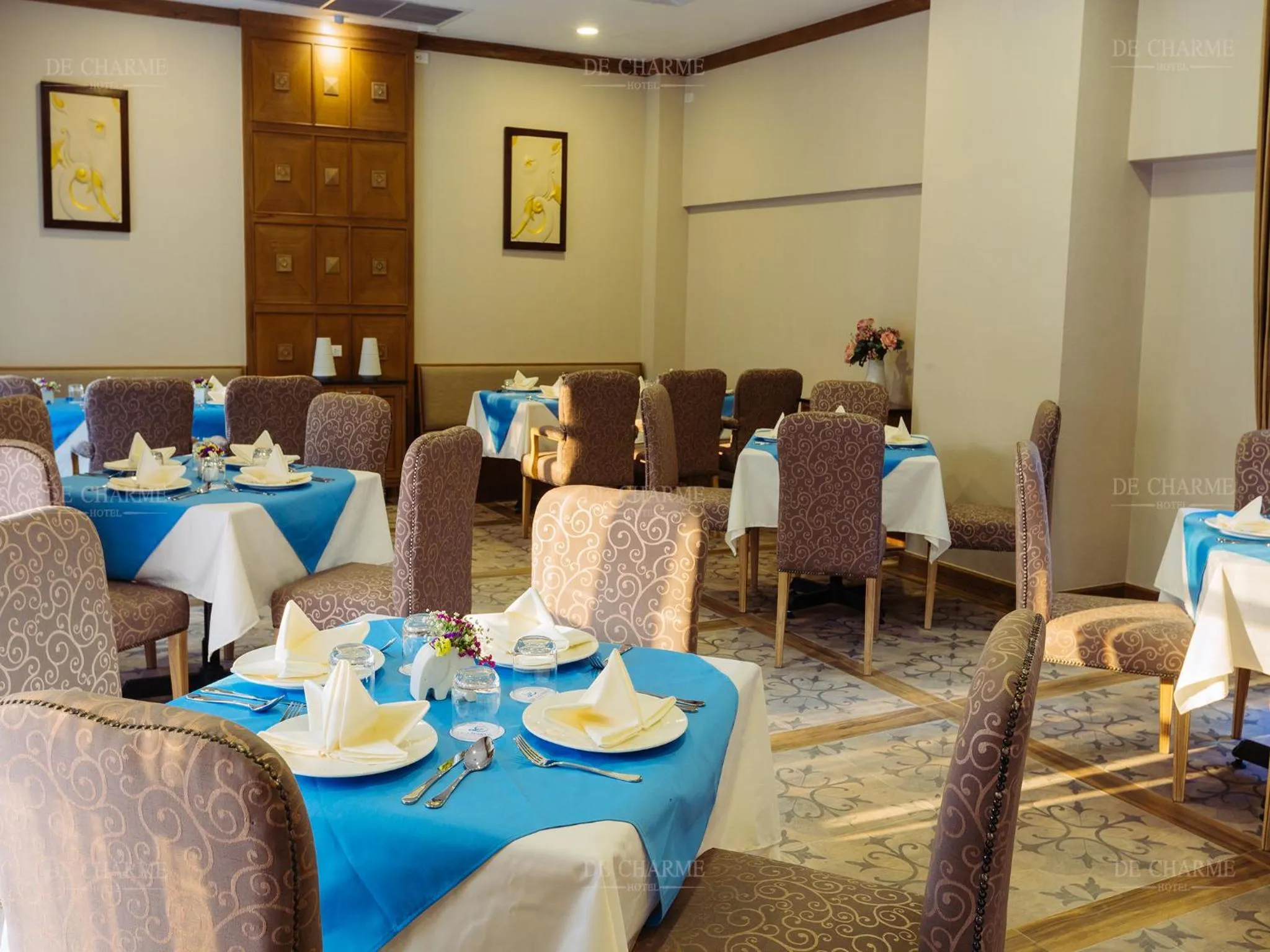 Restaurant/places to eat in Decharme Hotel