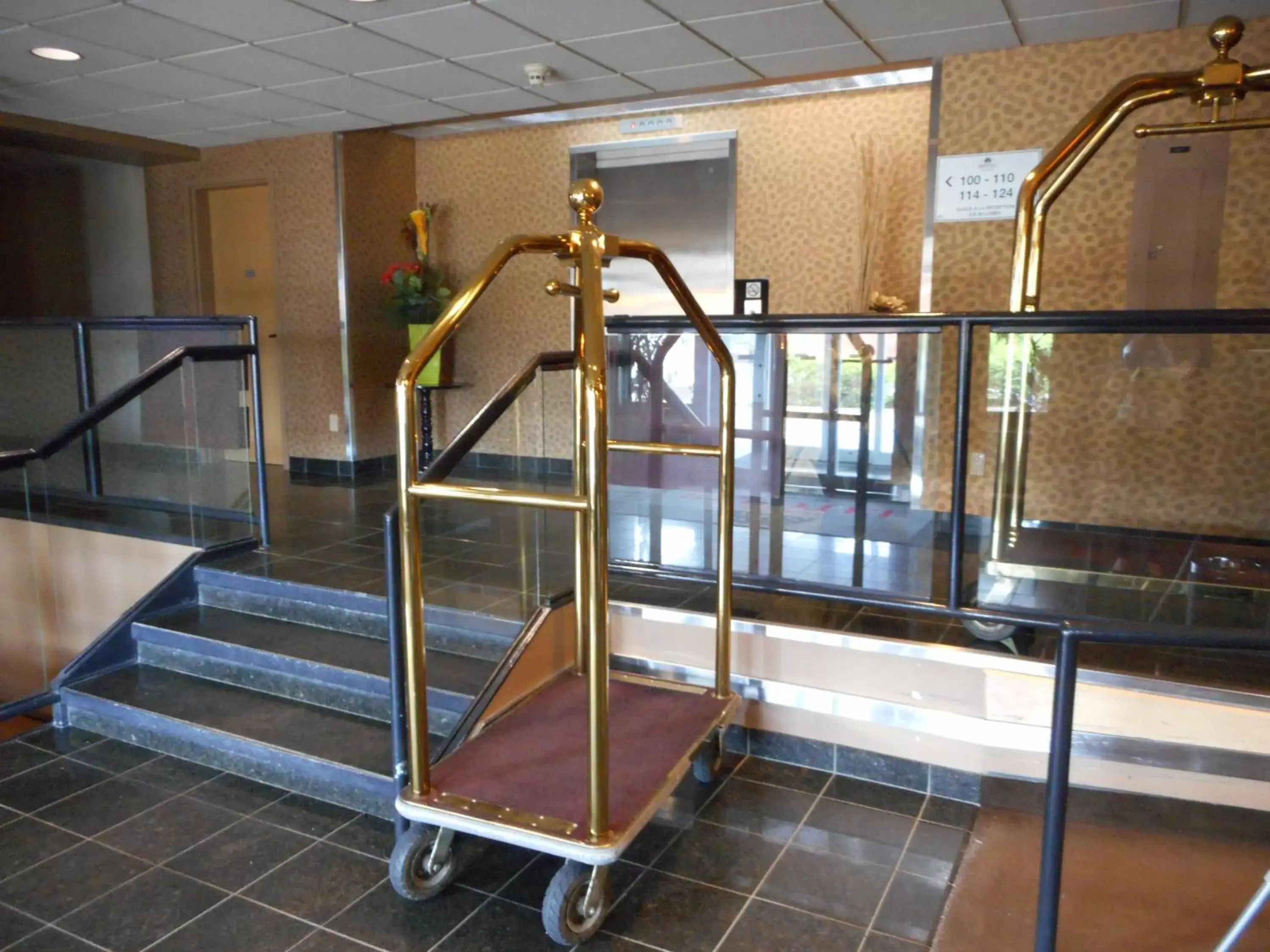 Lobby or reception, Bunk Bed in Chateau Repotel Duplessis Airport