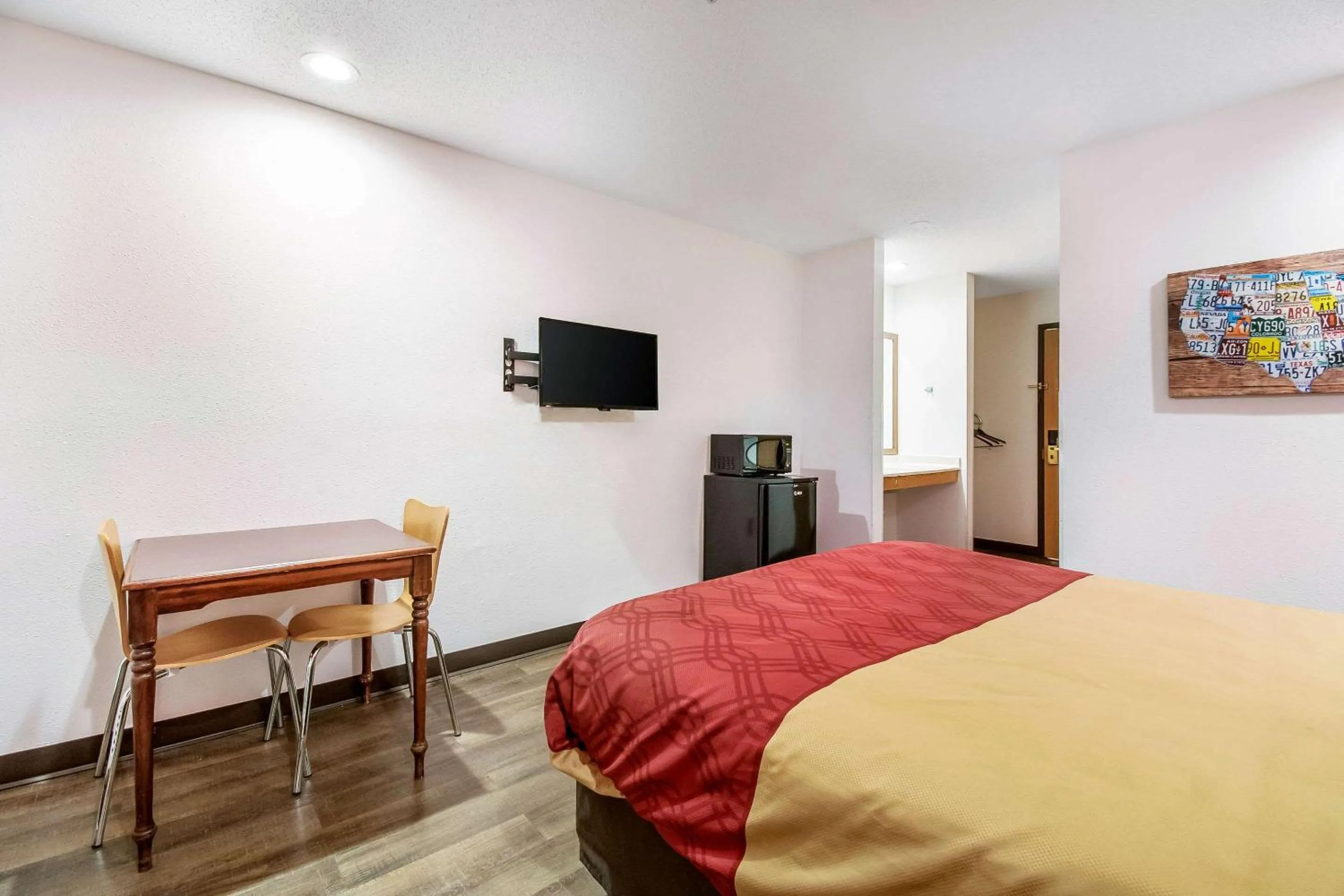 Photo of the whole room, TV/Entertainment Center in Econo Lodge