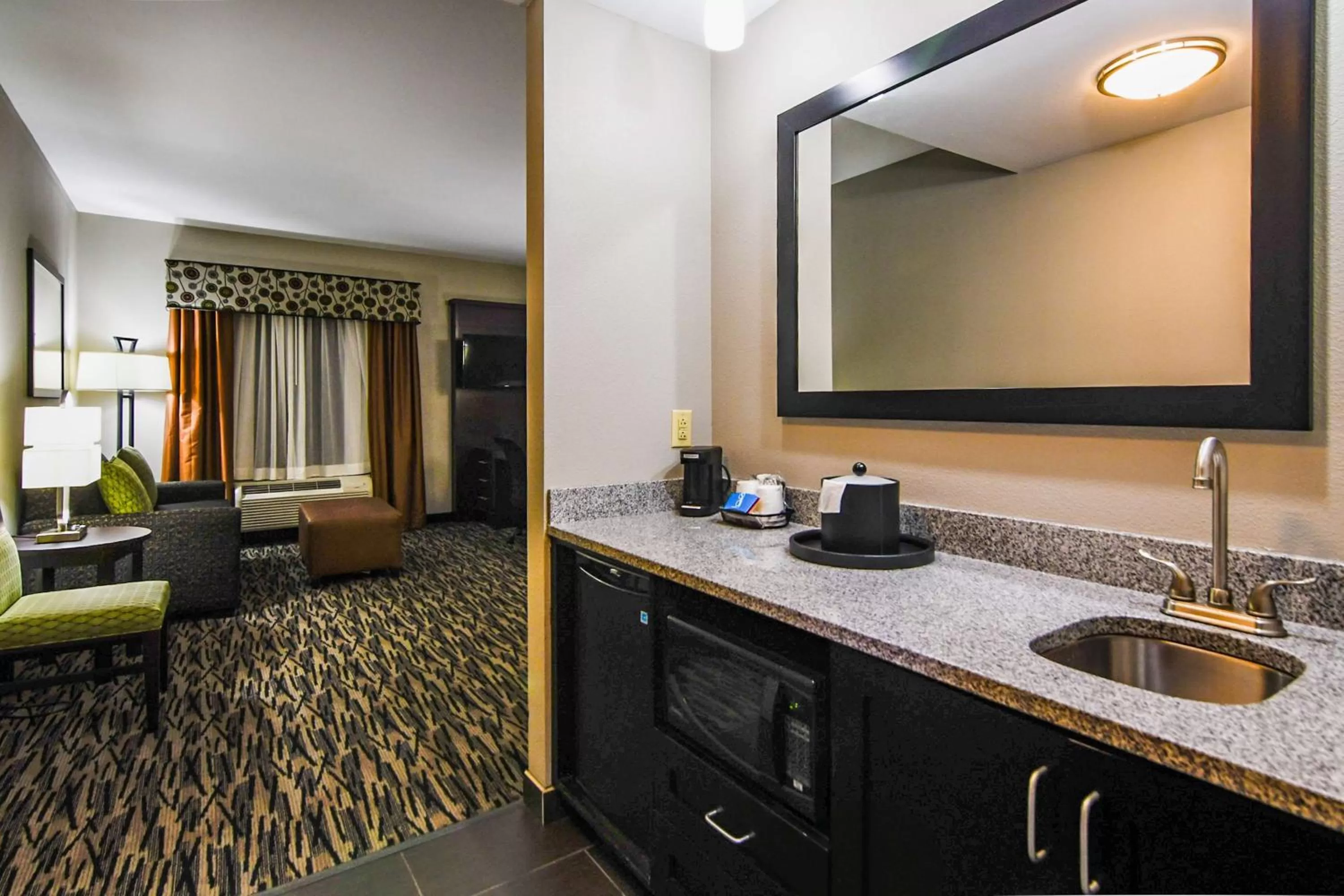 Kitchen or kitchenette in Hampton Inn Foley