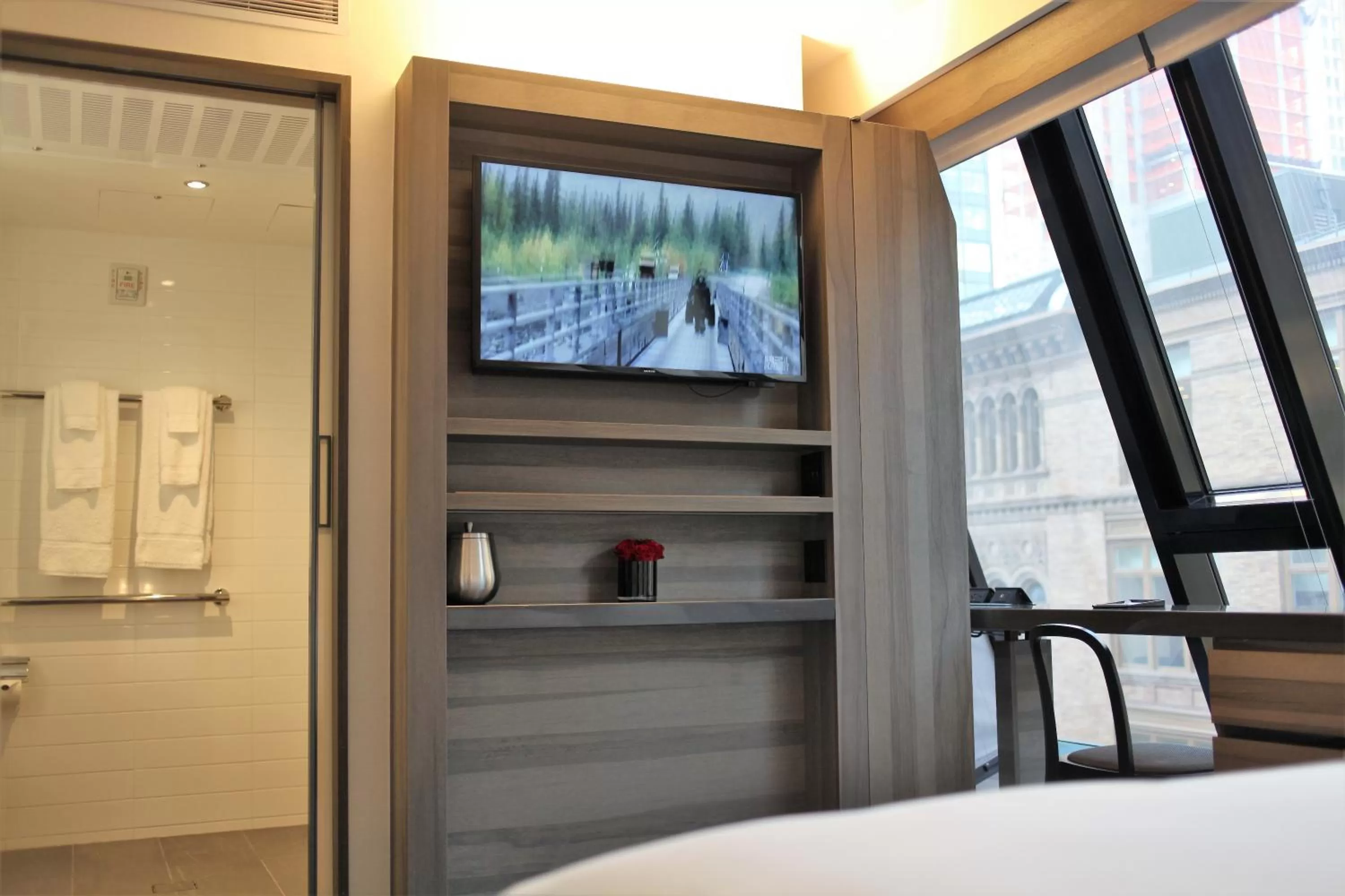 Bathroom, Bed in Carnegie Hotel