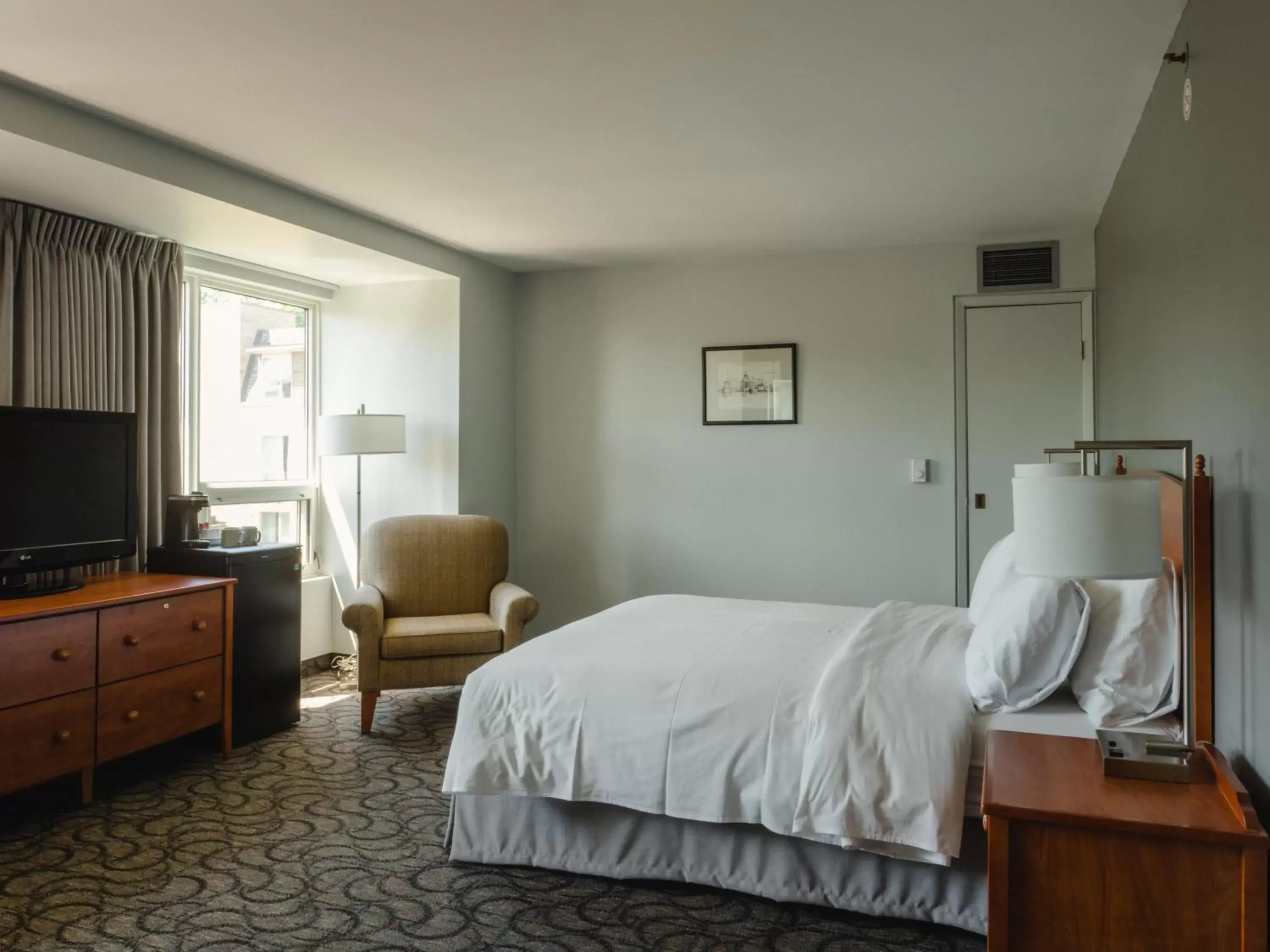 Bedroom, TV/Entertainment Center in Donald Gordon Hotel and Conference Centre