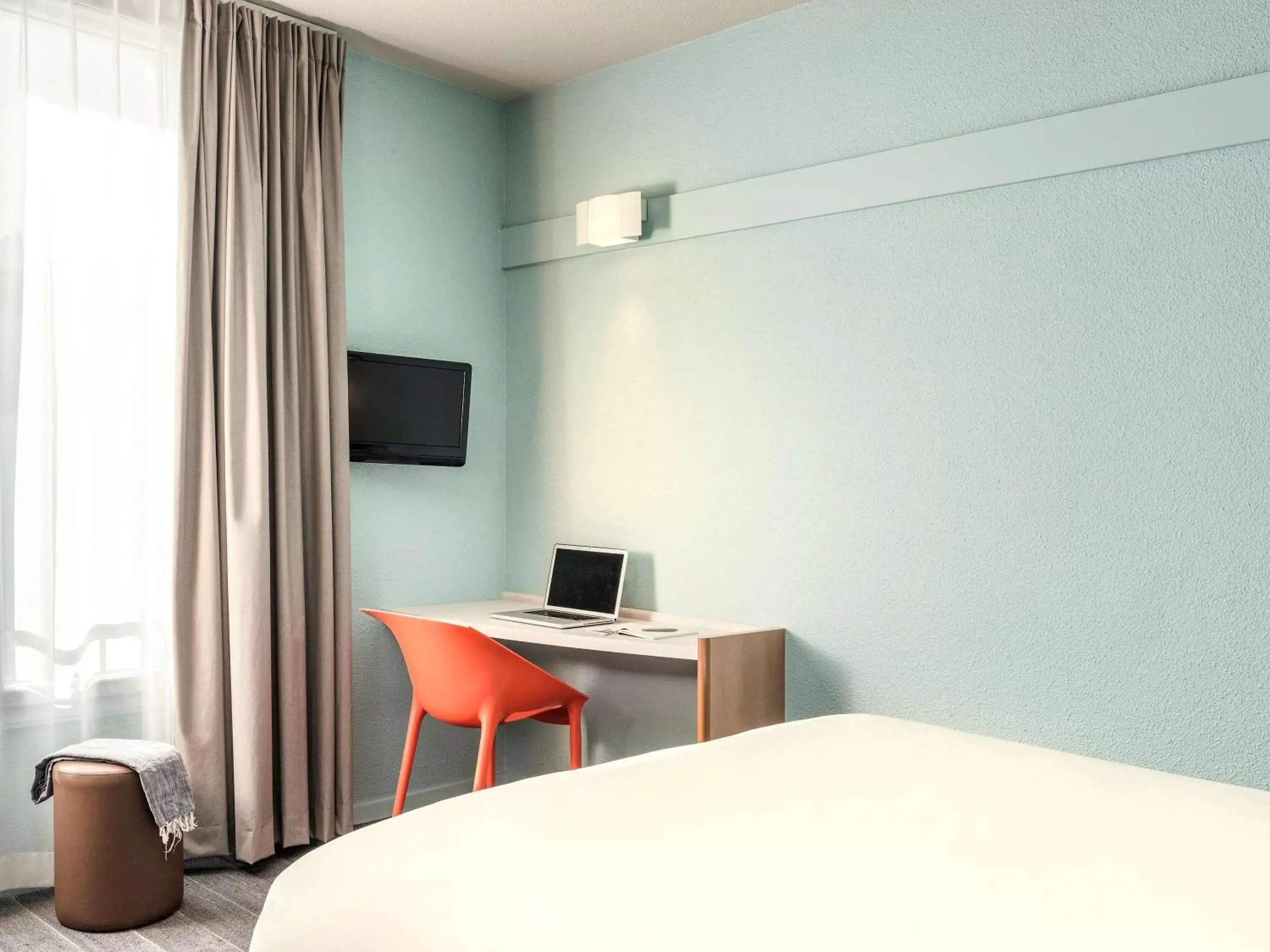 Photo of the whole room, Bed in ibis Paris Boulogne Billancourt