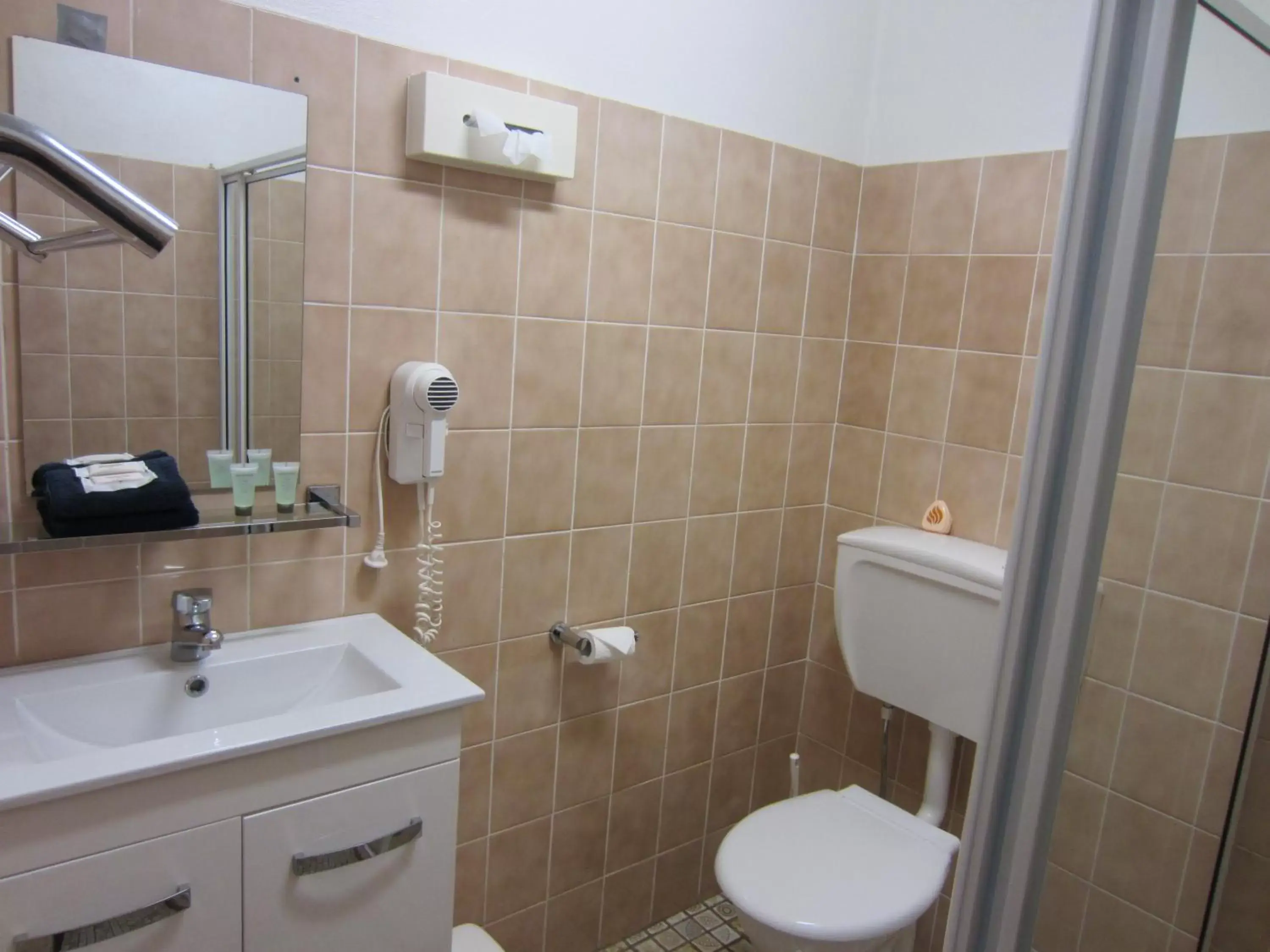 Bathroom in Cowra Crest Motel