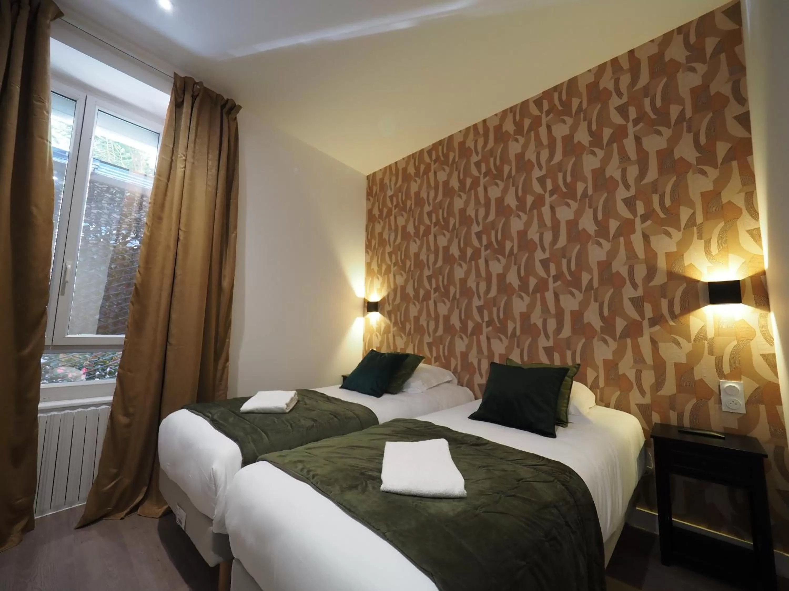 Bed in Hôtel Le Biarritz - Vichy