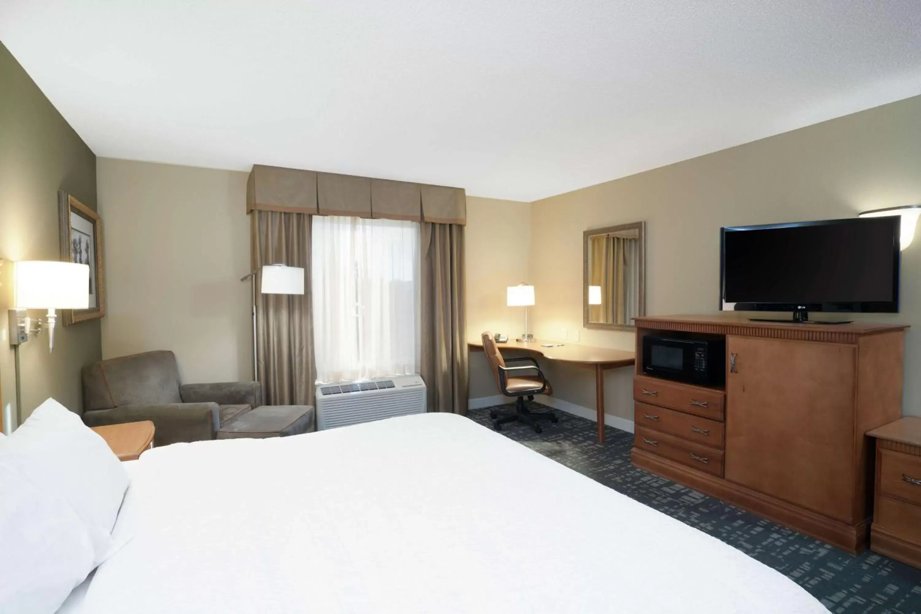 Bedroom, Bed in Hampton Inn & Suites Murfreesboro