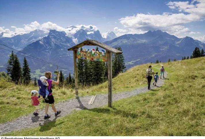 Hotel Sherlock Holmes & Khana Restaurant "nur 200 m zur Gondelbahn Hasliberg"