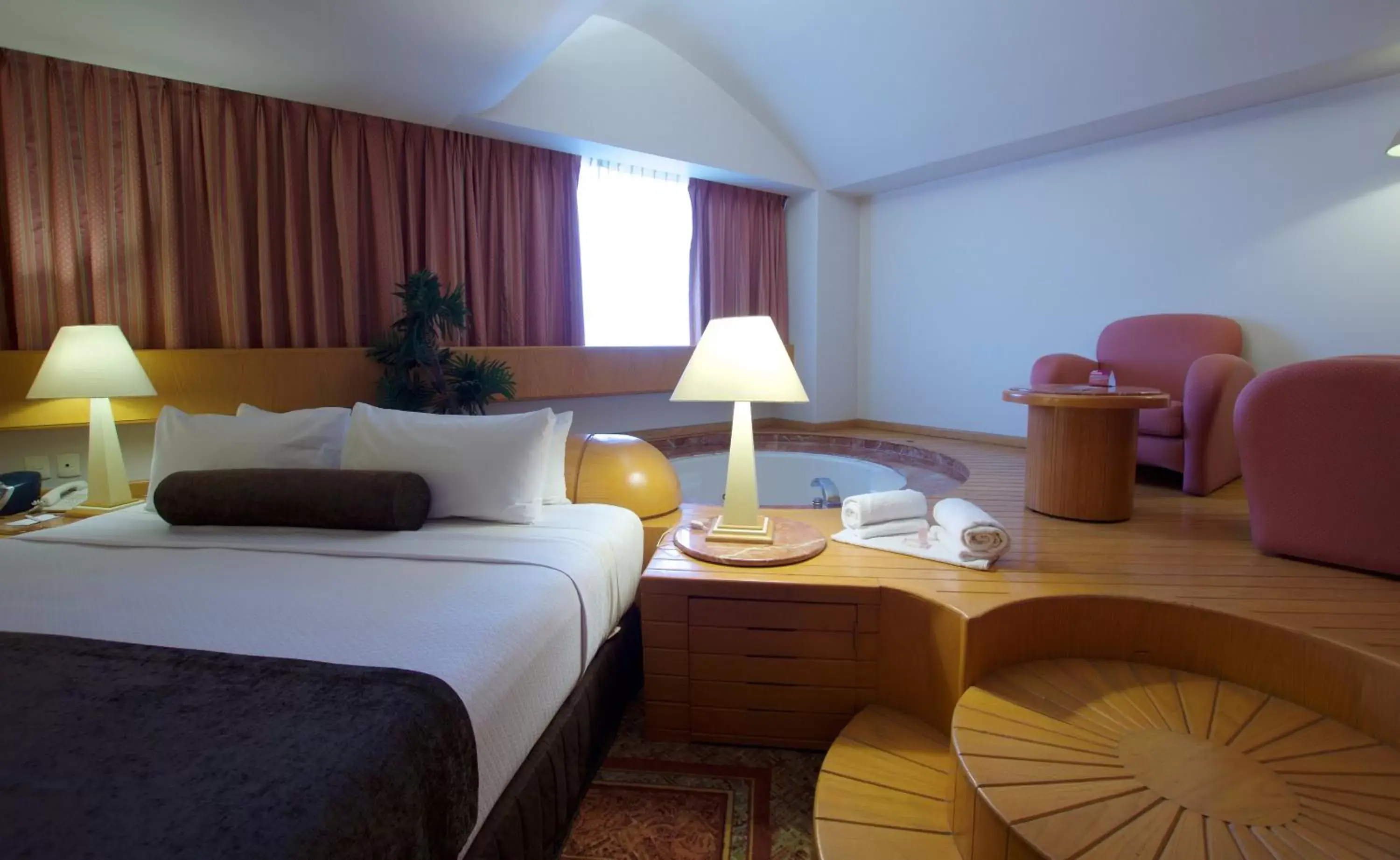 Bedroom, Bed in Crowne Plaza Hotel Mexico City North-Tlalnepantla, an IHG Hotel