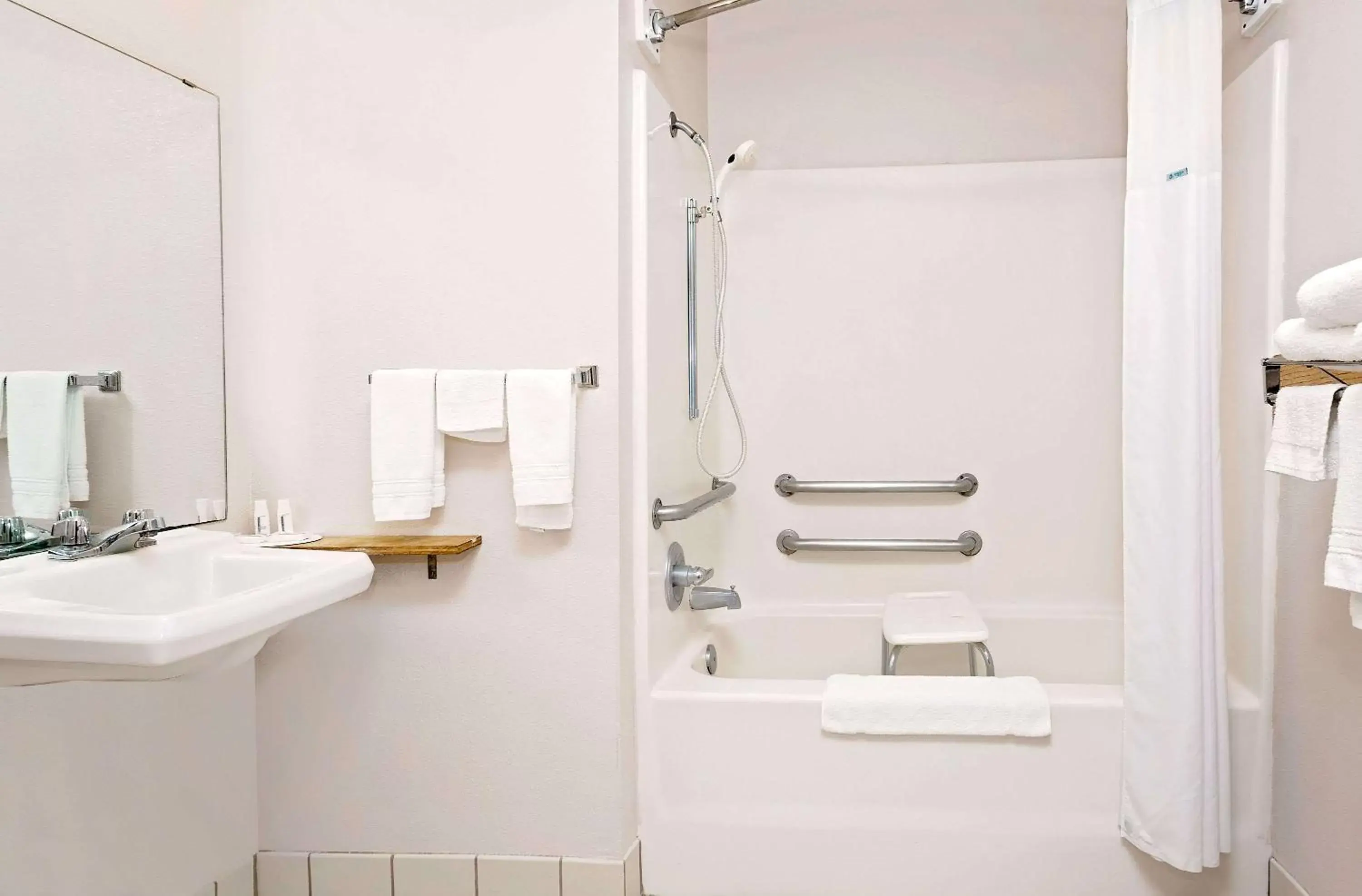 Bathroom in Howard Johnson by Wyndham Gothenburg