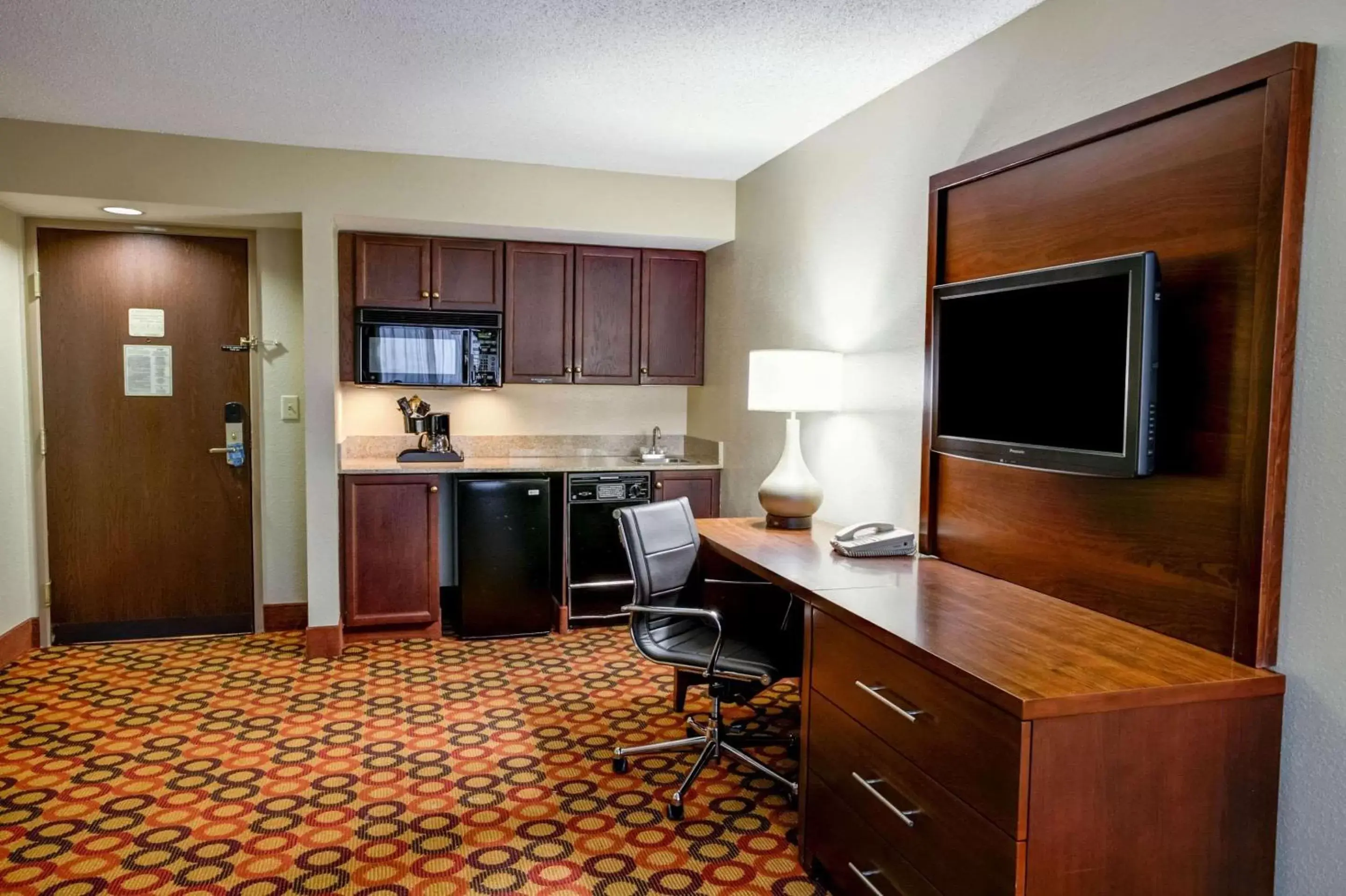 TV and multimedia, Kitchen/Kitchenette in Comfort Suites Concord Mills