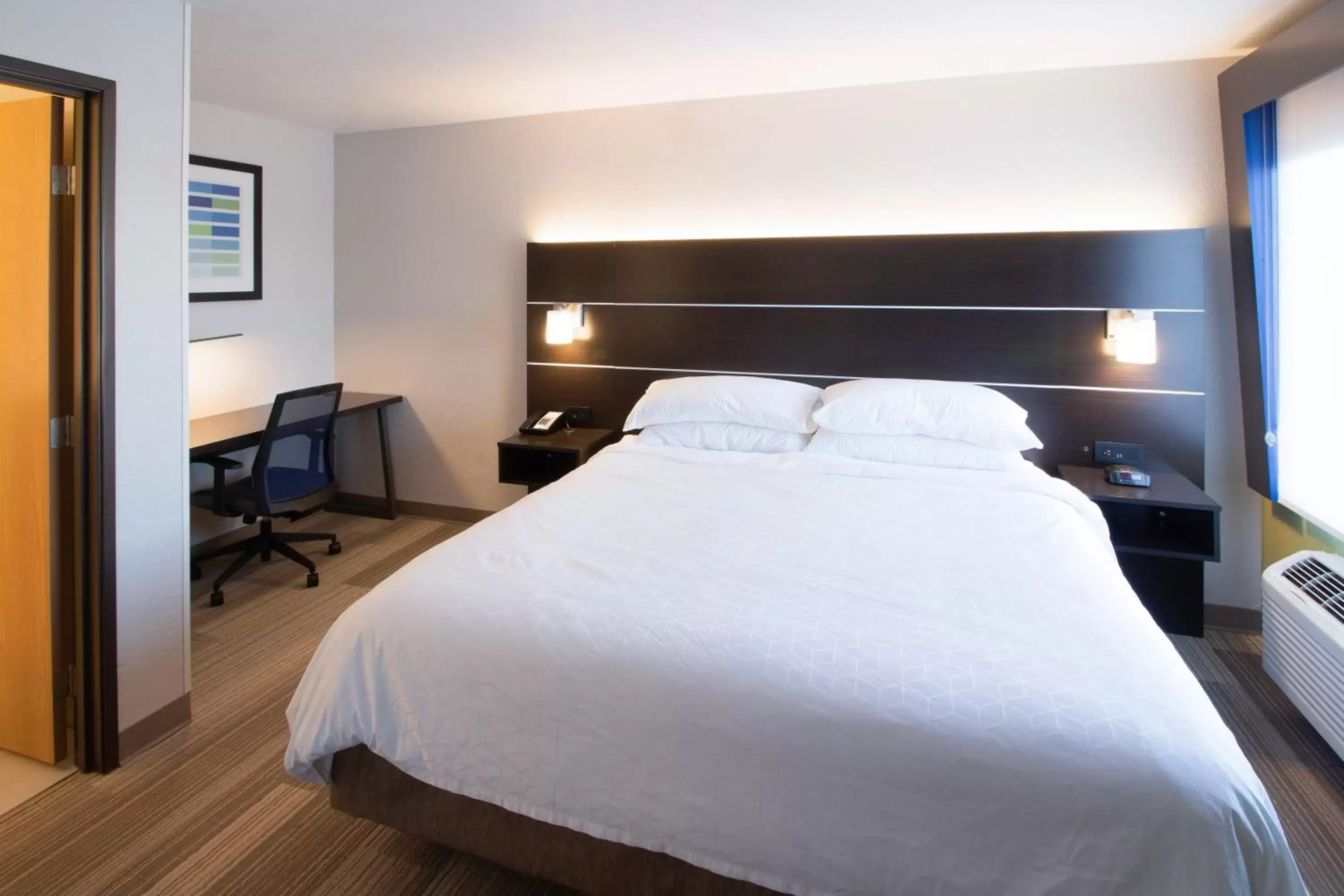 Bed in Holiday Inn Express & Suites - Worthington, an IHG Hotel