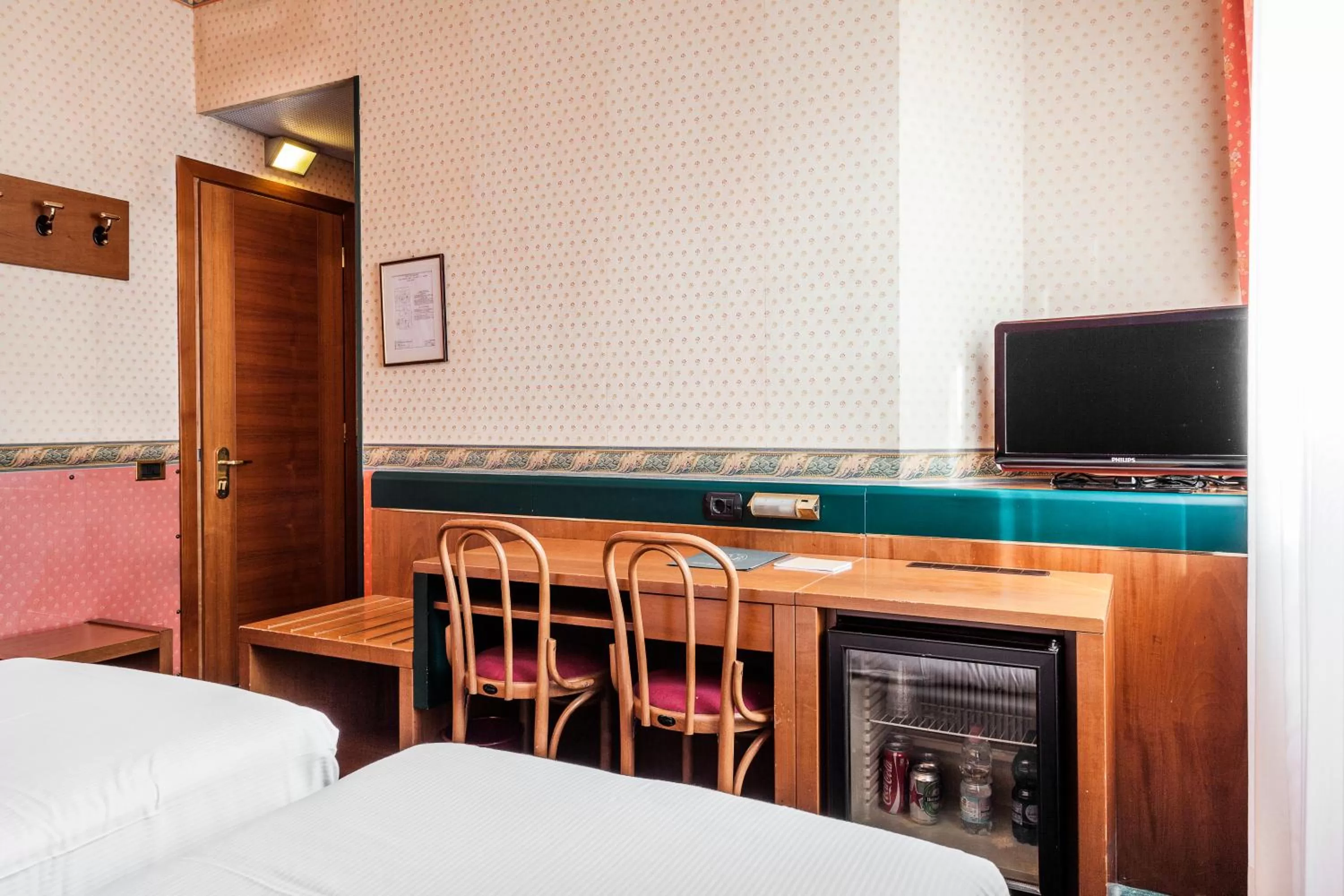 TV and multimedia, Bed in Hotel Des Etrangers