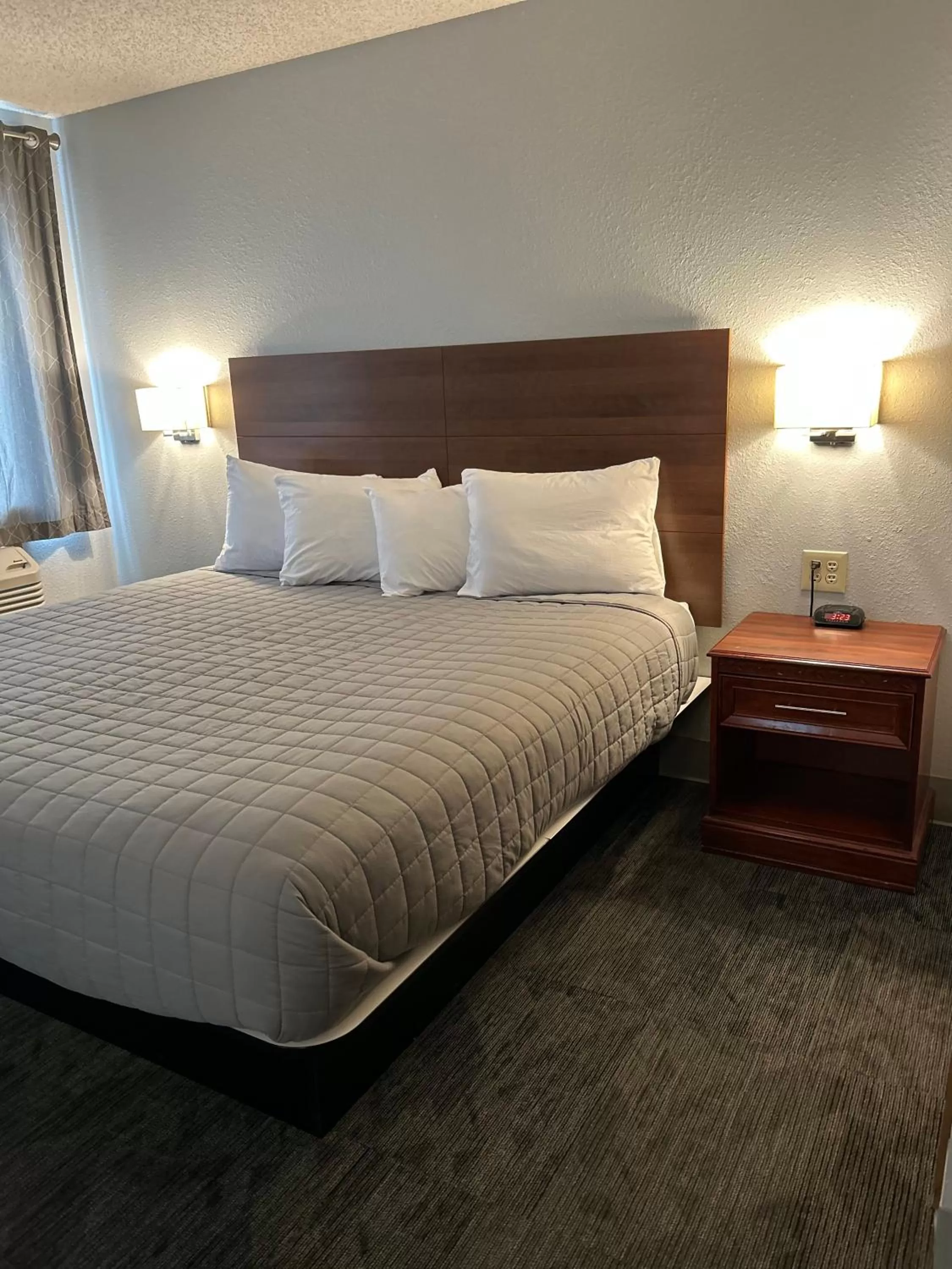 Bed in Travelodge by Wyndham Lincoln South