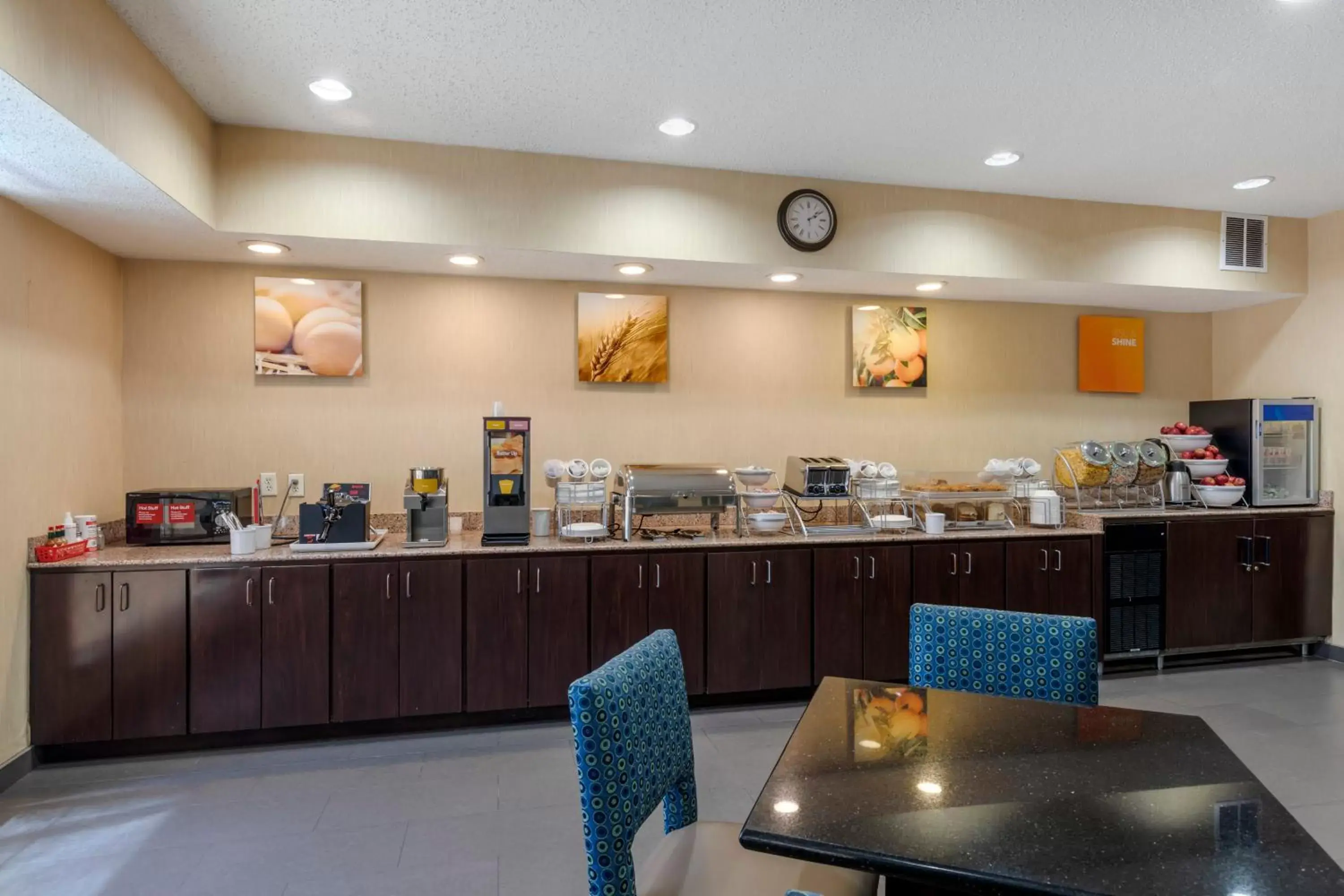 Restaurant/Places to Eat in Comfort Suites DFW Airport