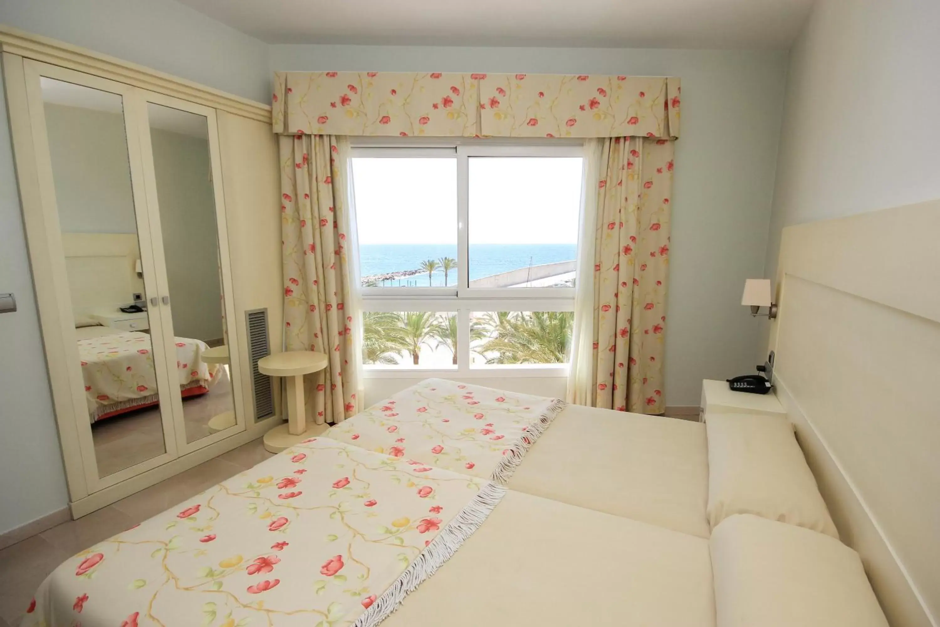 Bed in Hotel Puerto Juan Montiel Spa & Base Nautica
