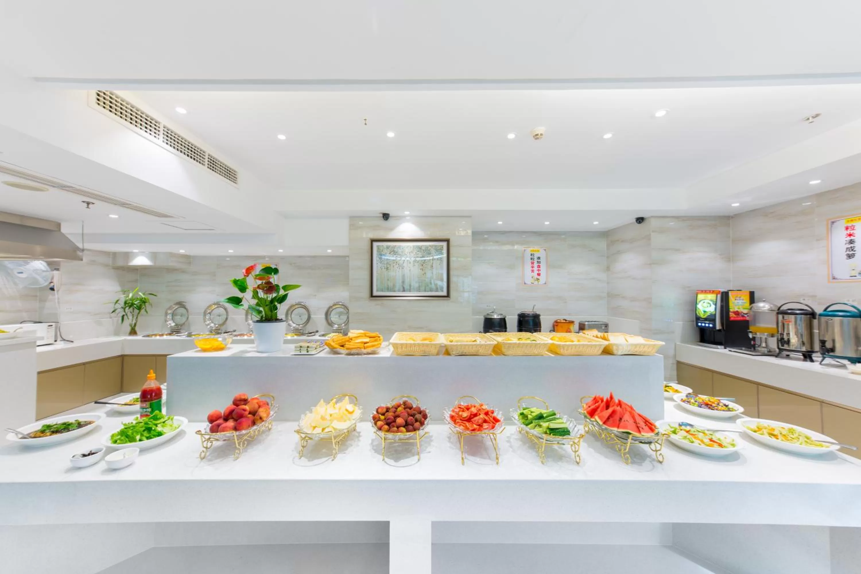 Restaurant/places to eat in Lingshang Hotel