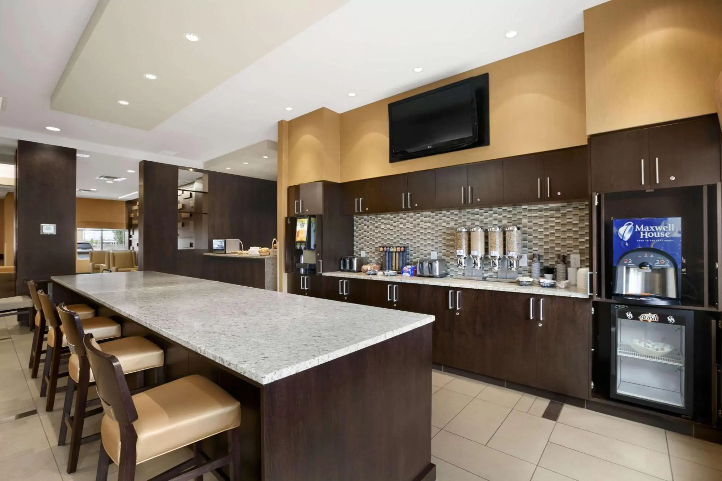 Restaurant/places to eat, Kitchen/Kitchenette in Days Inn & Suites by Wyndham Winnipeg Airport Manitoba