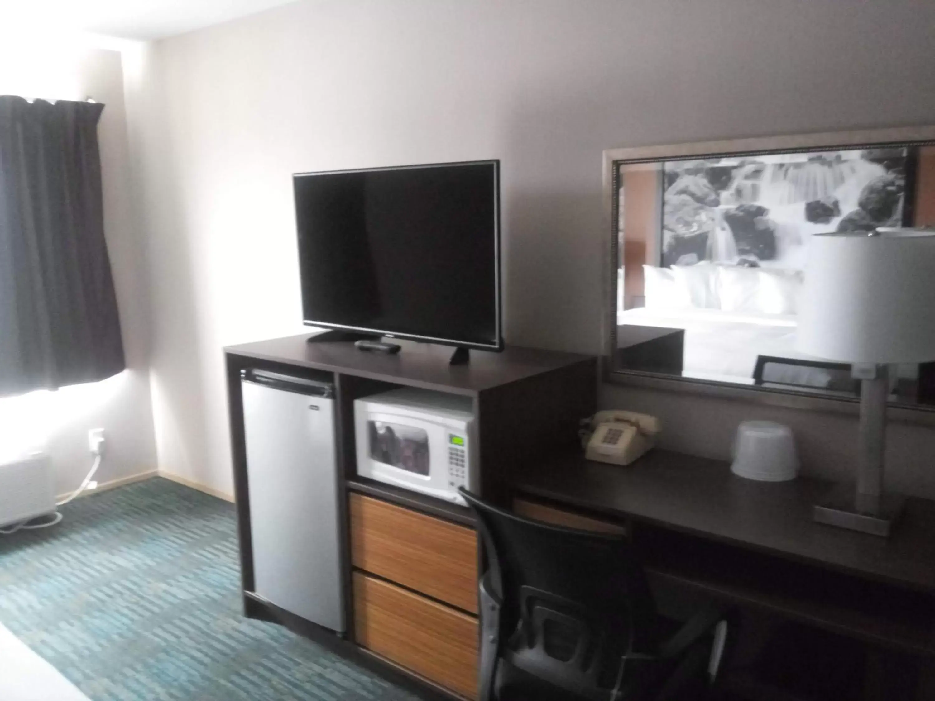 TV and multimedia, TV/Entertainment Center in Super 8 by Wyndham Lynnwood