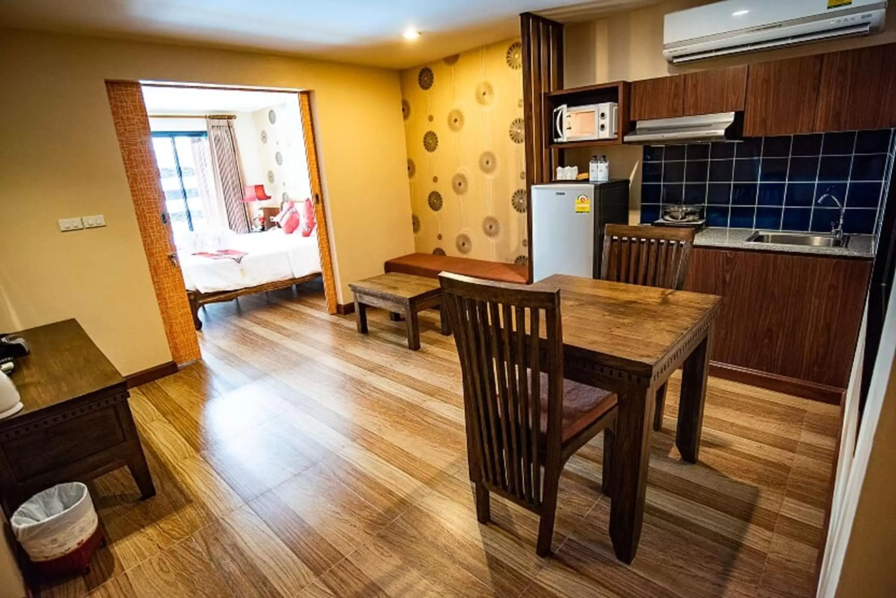 Seating area, Kitchen/Kitchenette in The LD Pattaya Hotel