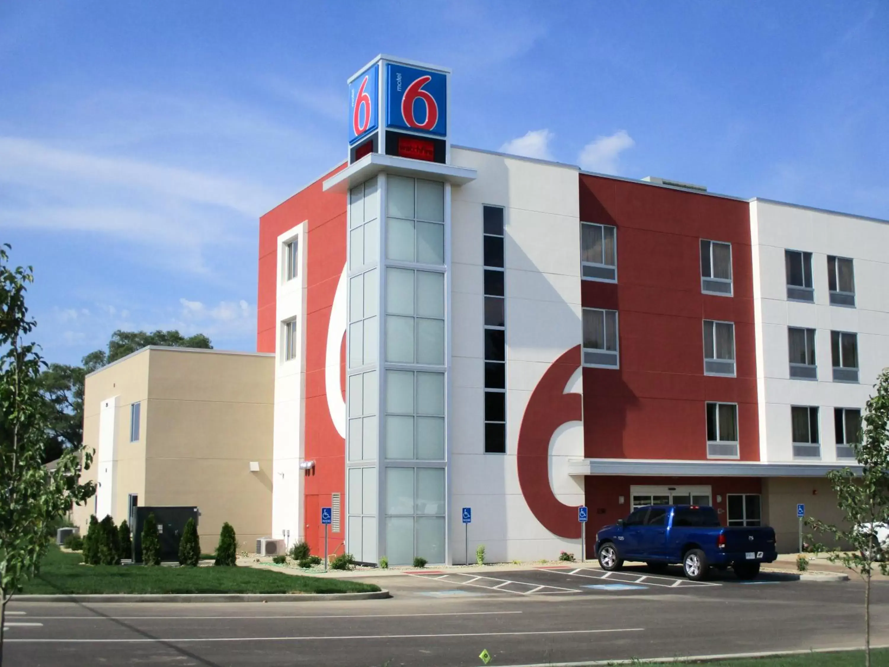 Facade/entrance, Property Building in Motel 6-South Bend, IN - Mishawaka