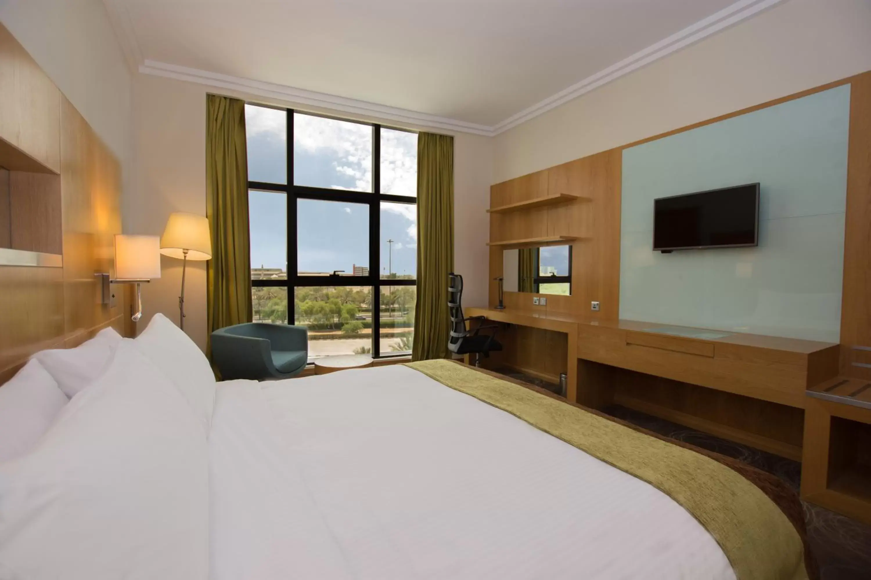 TV and multimedia, Bed in Holiday Inn Abu Dhabi, an IHG Hotel
