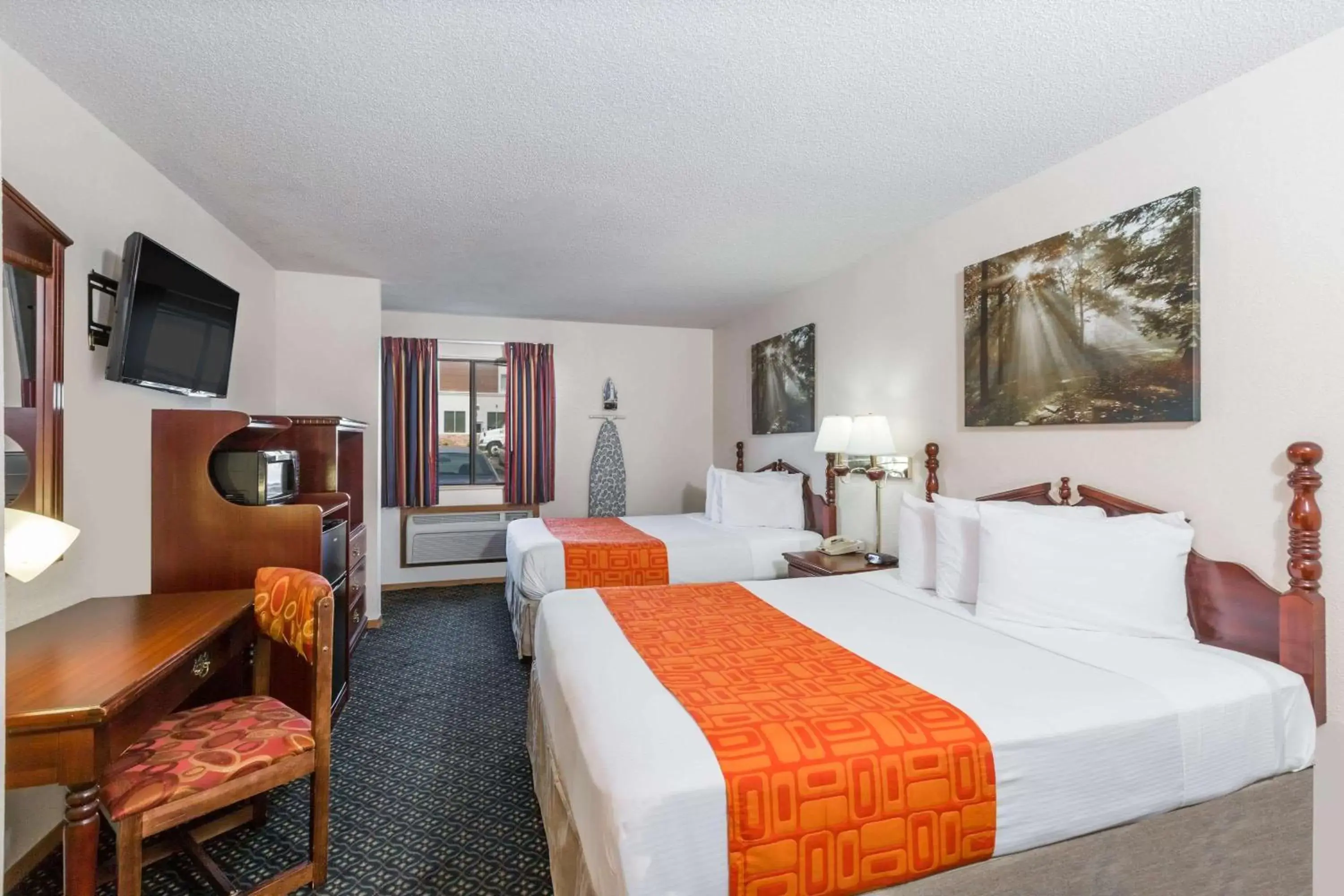 Bedroom in Howard Johnson by Wyndham Wichita Airport