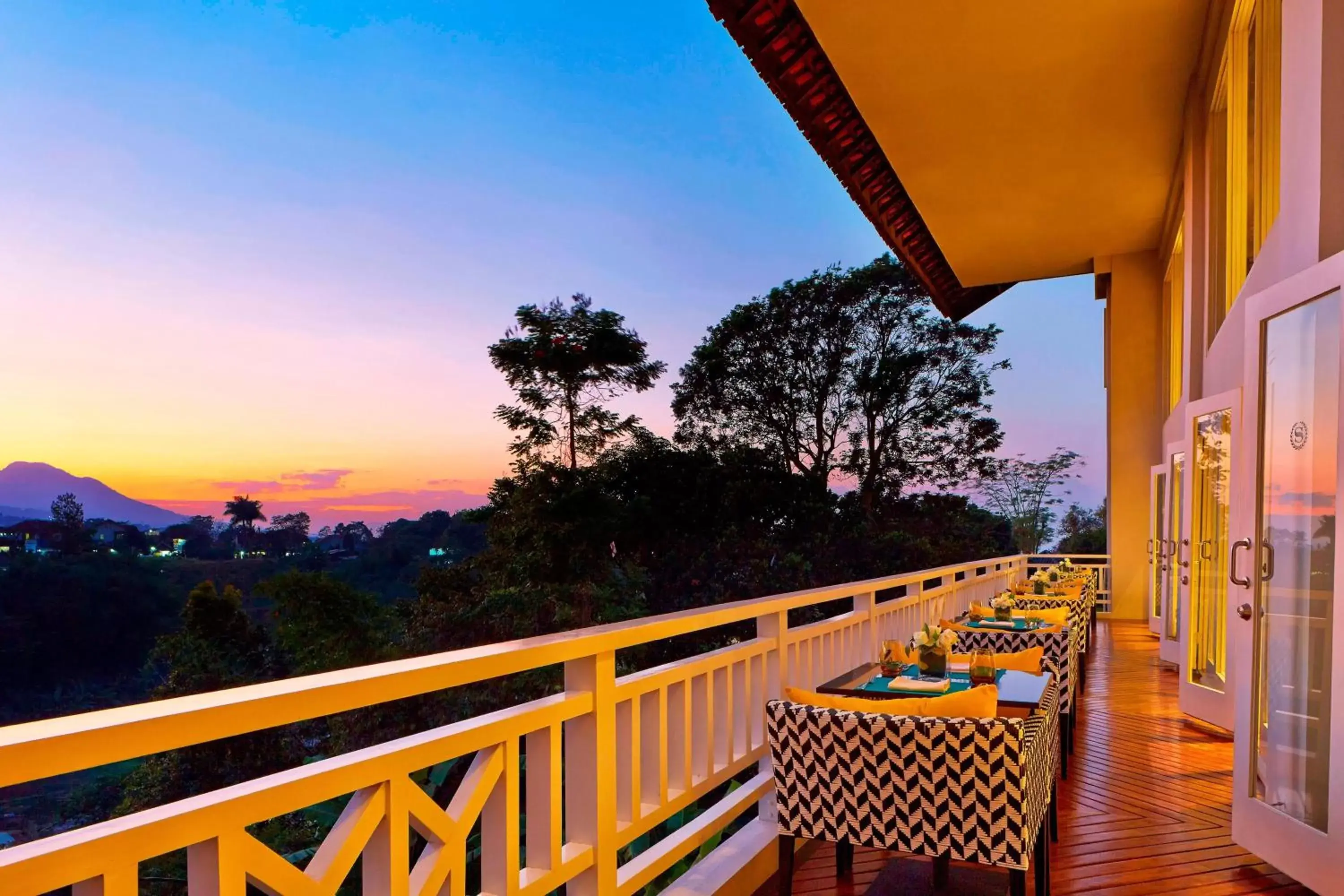 Lounge or bar, Balcony/Terrace in Sheraton Bandung Hotel & Towers