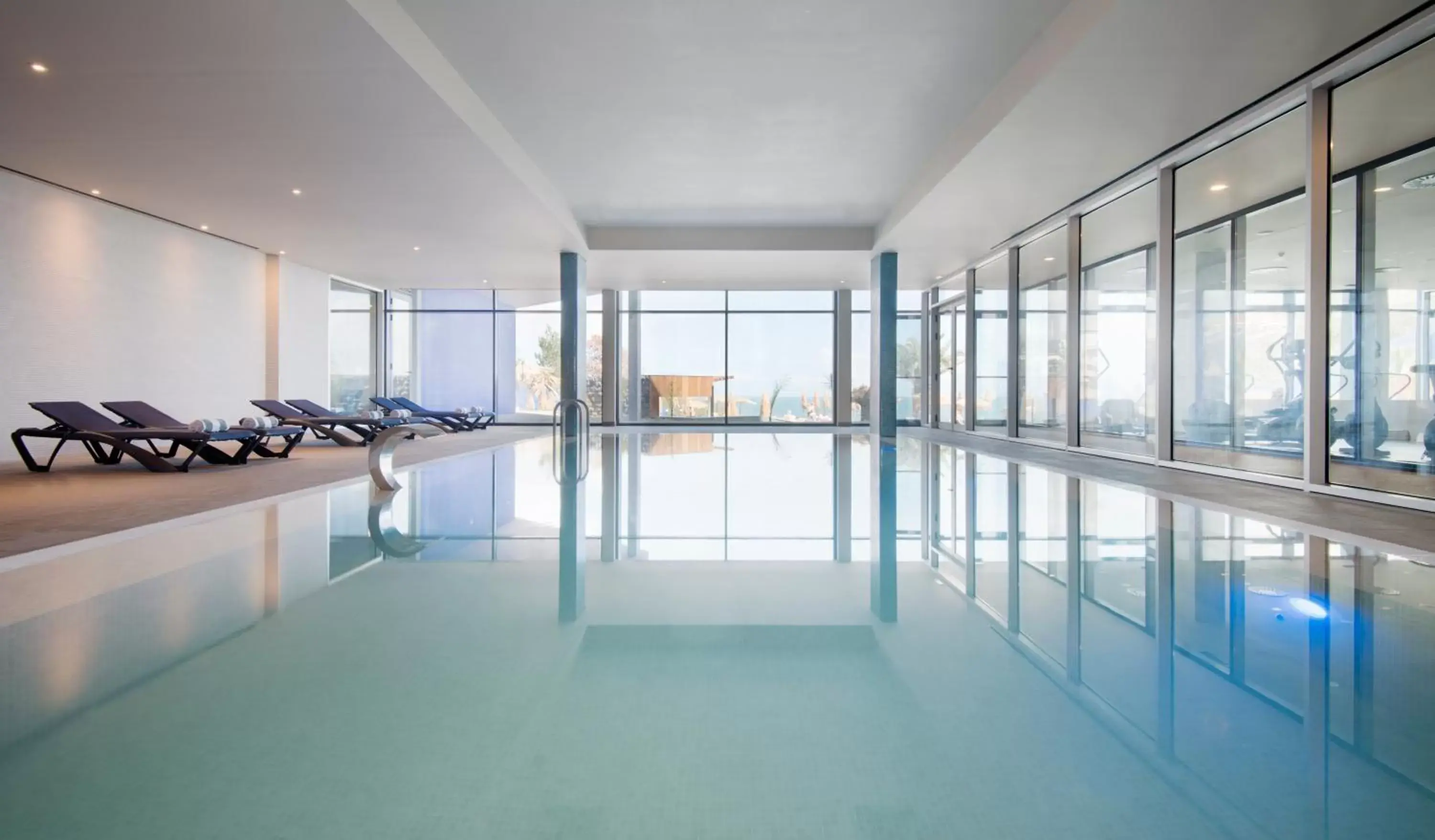 Swimming pool in Hotel Baia Azul Swimming pool in Hotel Baia Azul