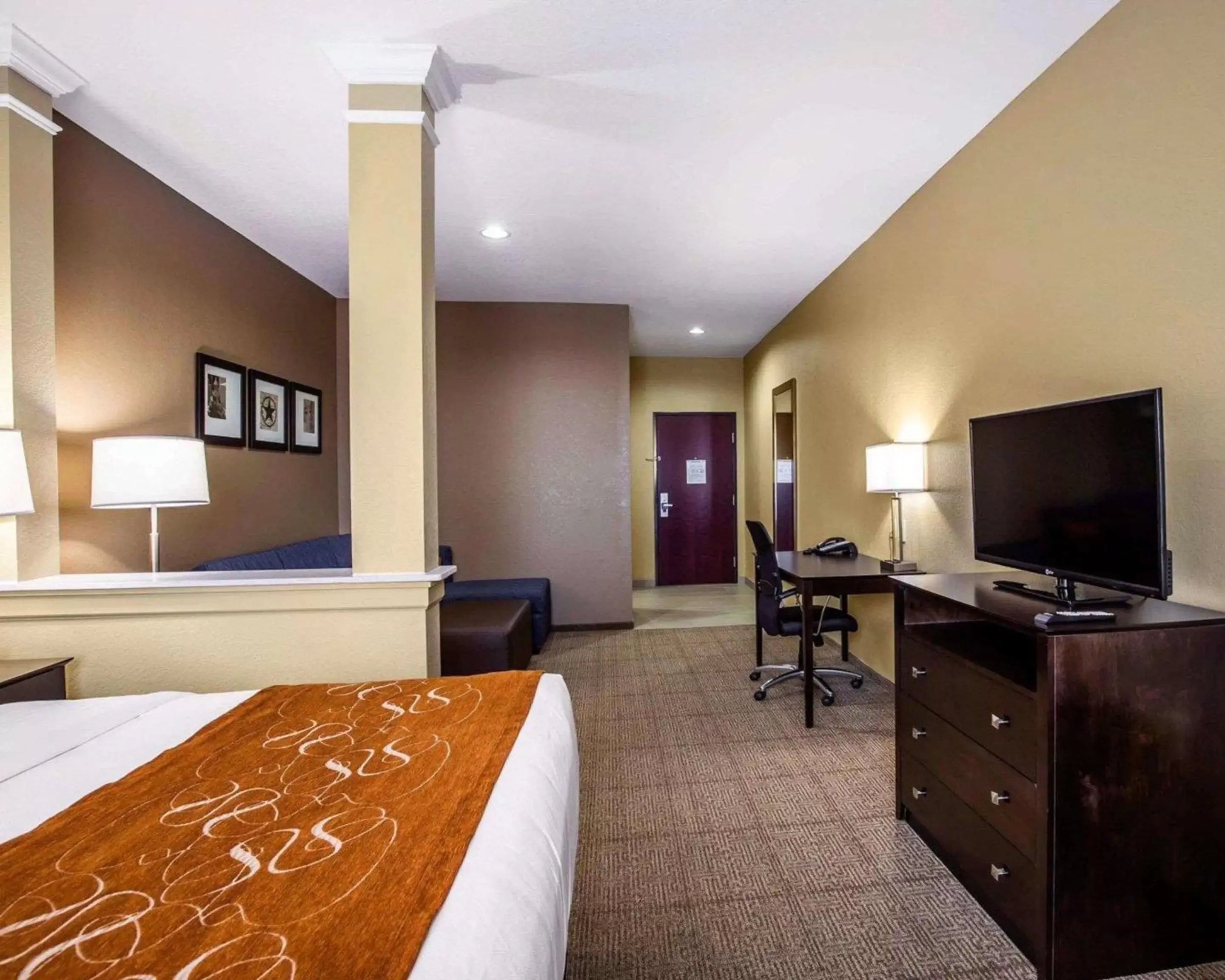 Bedroom, TV/Entertainment Center in Comfort Suites Houston Northwest Cy-Fair