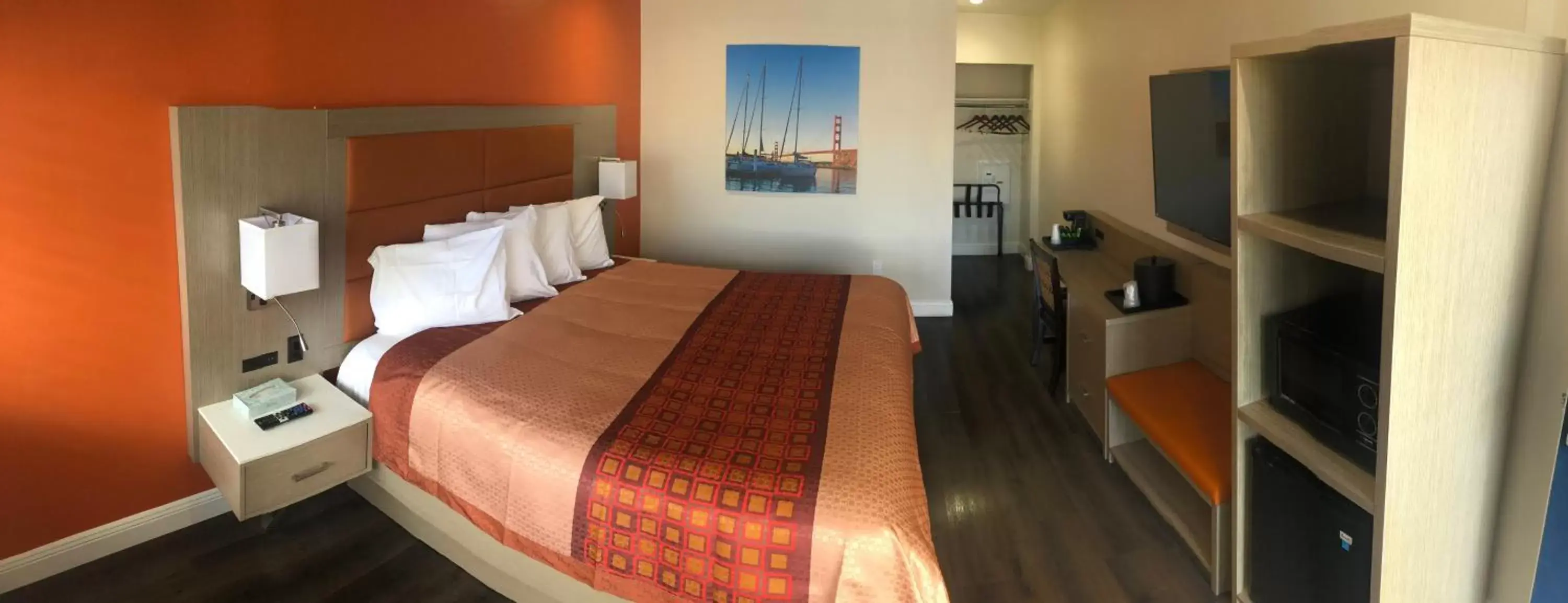 Photo of the whole room, Bed in Presidio Parkway Inn