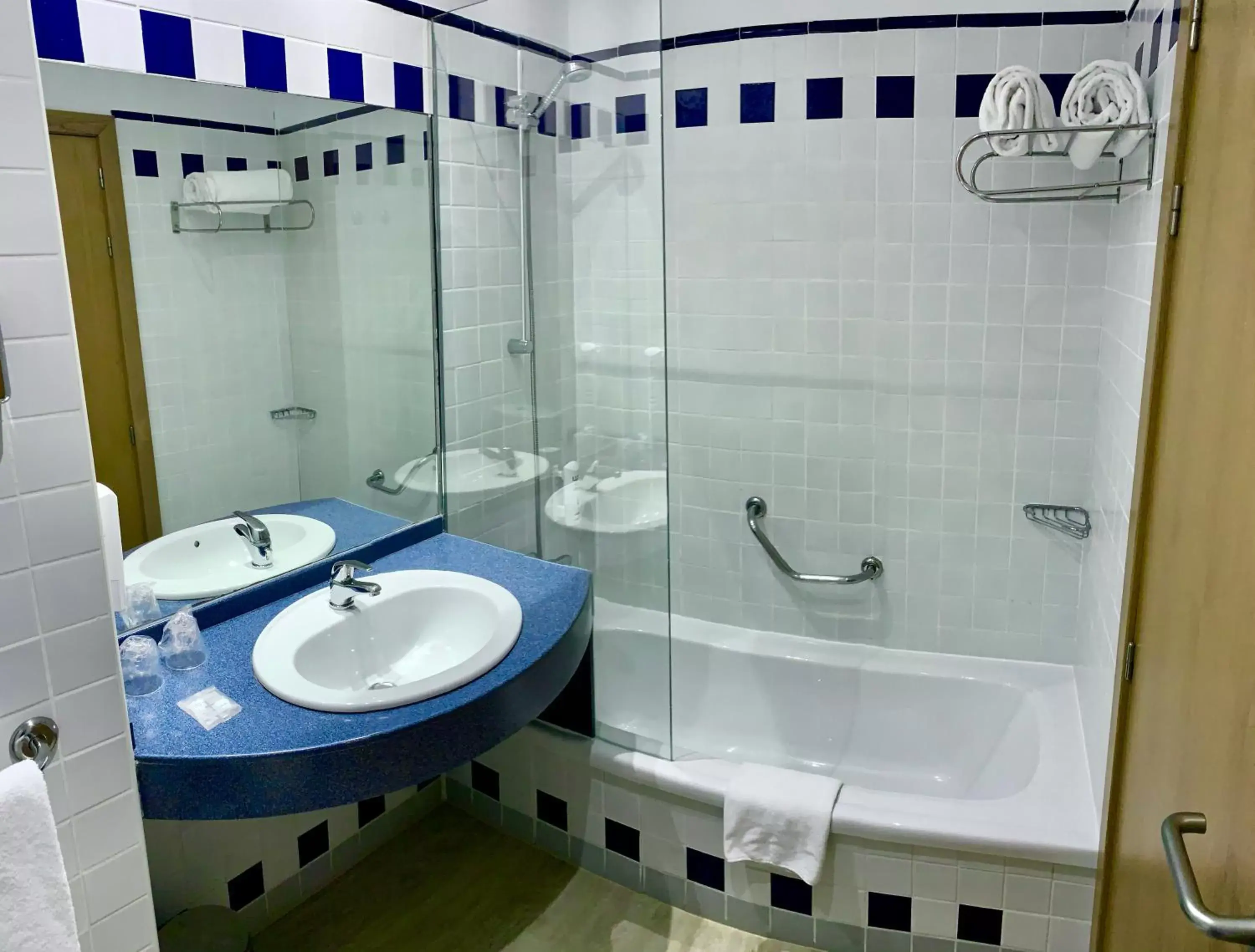 Bathroom in Holiday Inn Express Ciudad de las Ciencias, an IHG Hotel