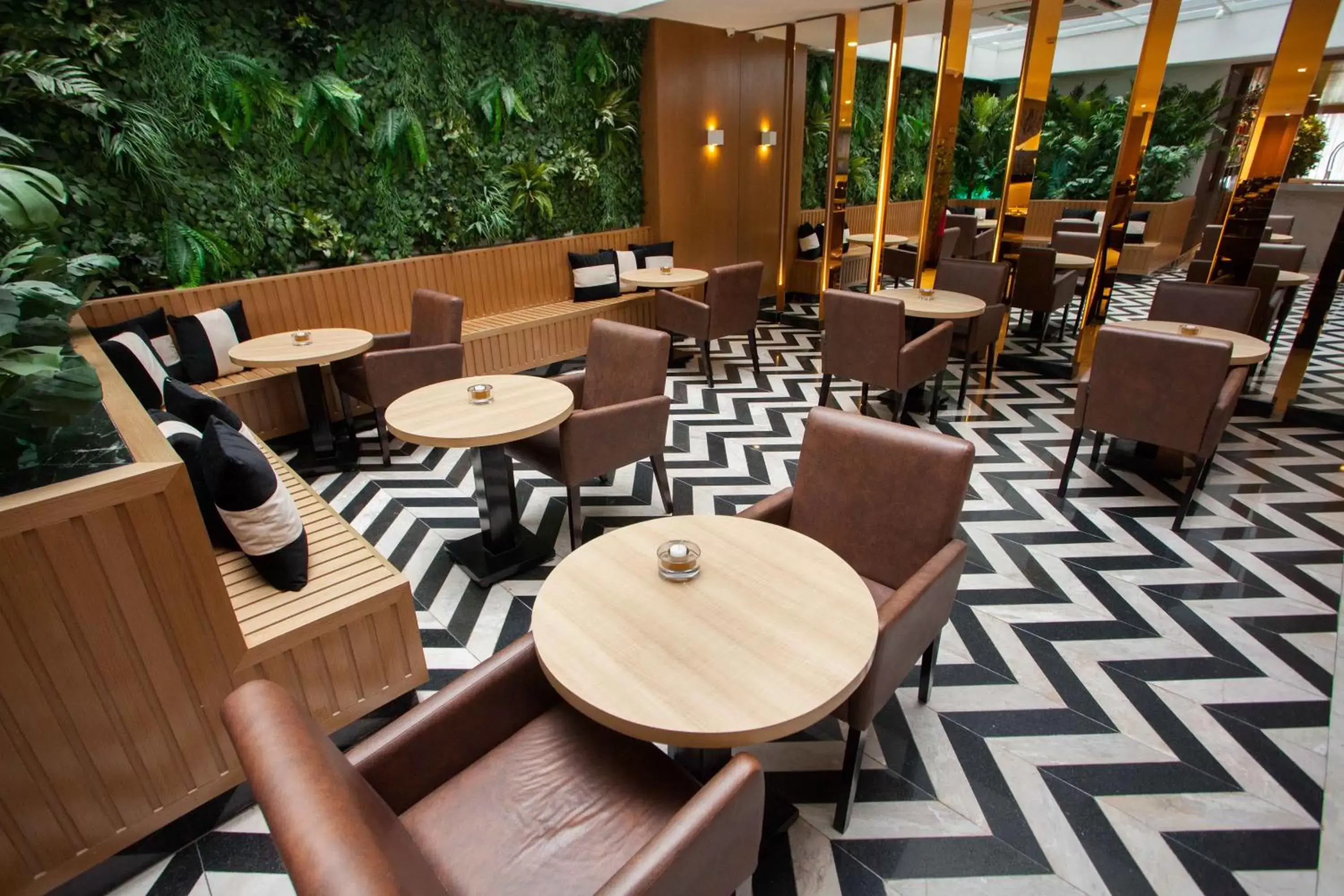 Restaurant/places to eat in Royal Regency Palace Hotel Restaurant/places to eat in Royal Regency Palace Hotel