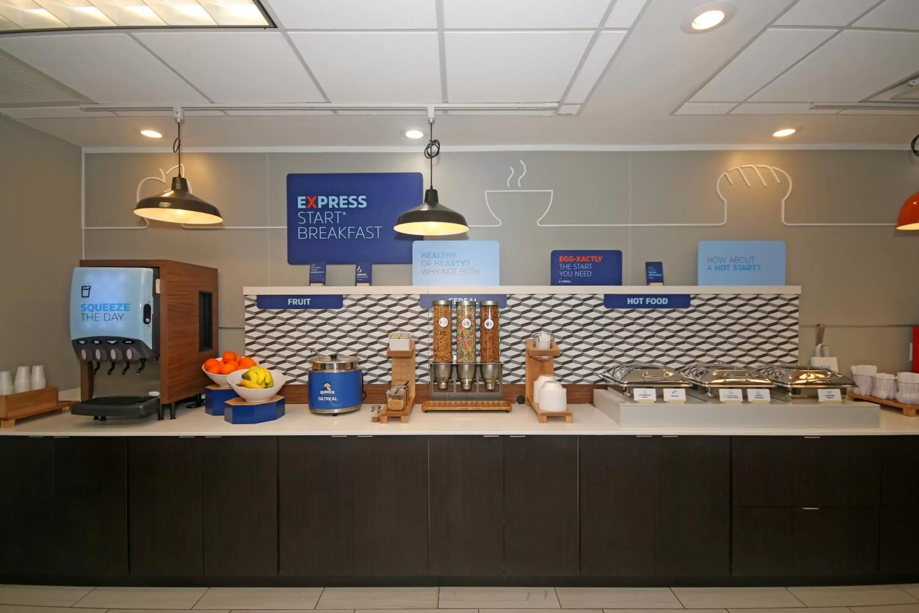 Breakfast, Kitchen/Kitchenette in Holiday Inn Express Troutville-Roanoke North, an IHG Hotel