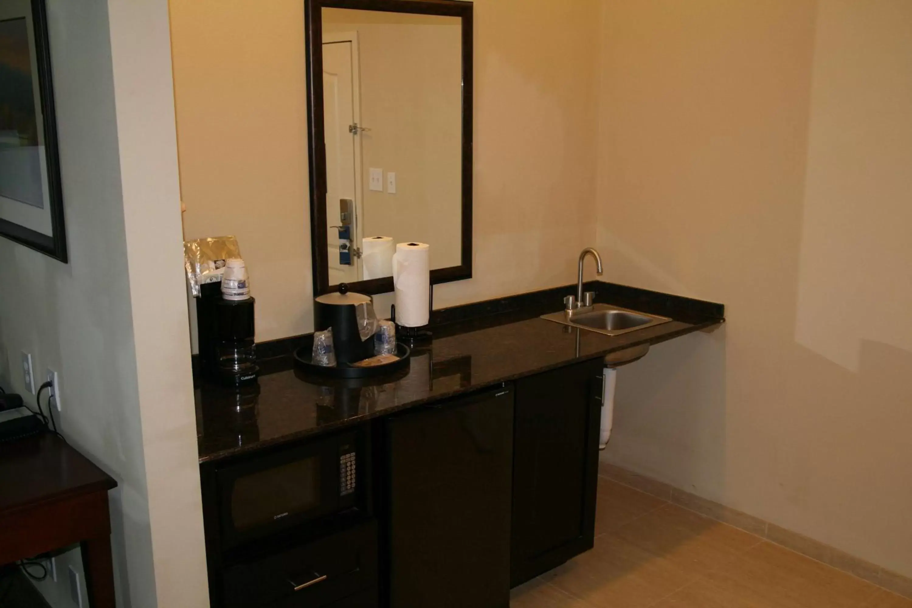 Kitchen or kitchenette, Bathroom in Hampton Inn Kilgore