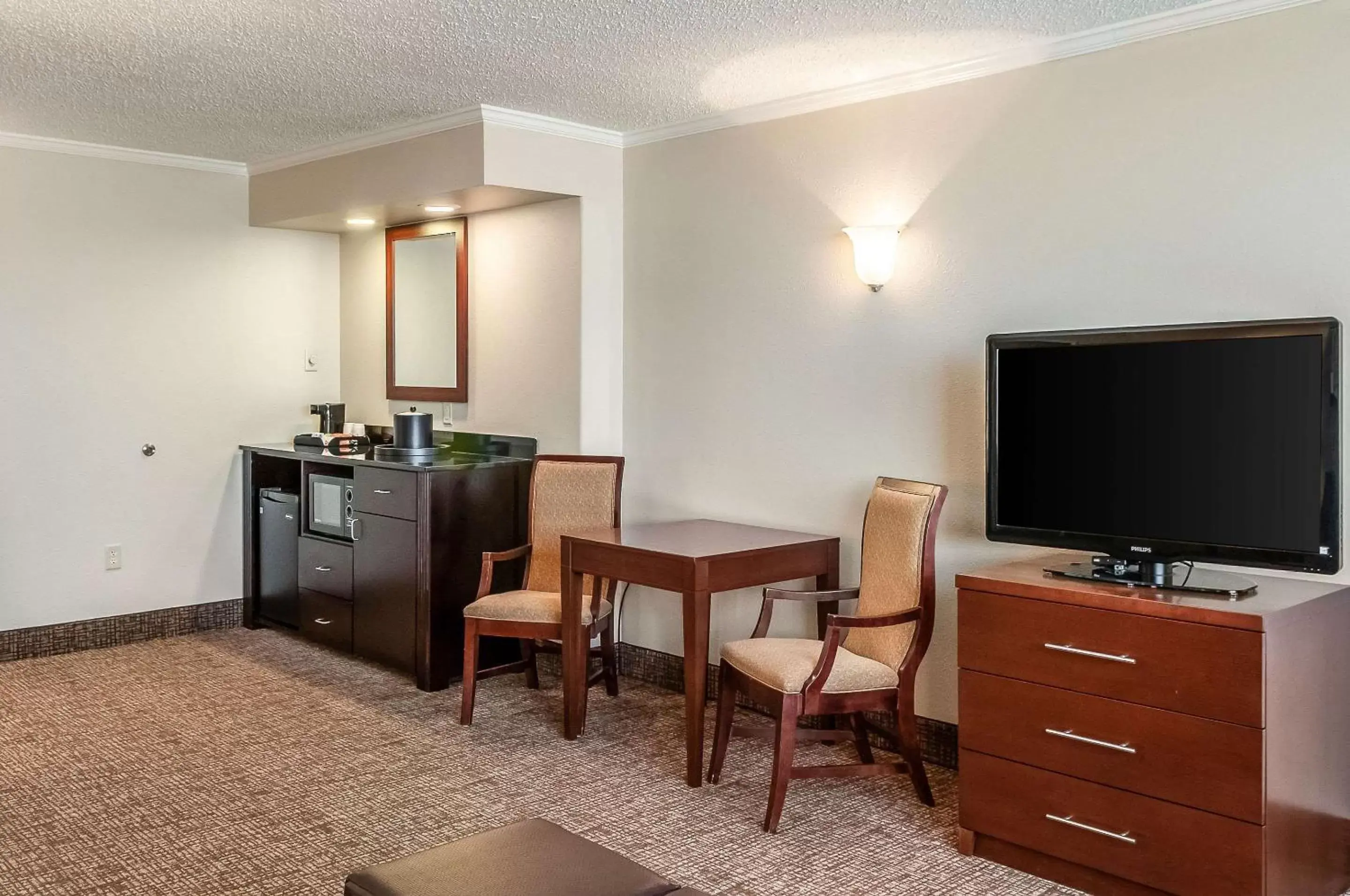 Photo of the whole room, TV/Entertainment Center in Comfort Inn & Suites At Copeland Tower
