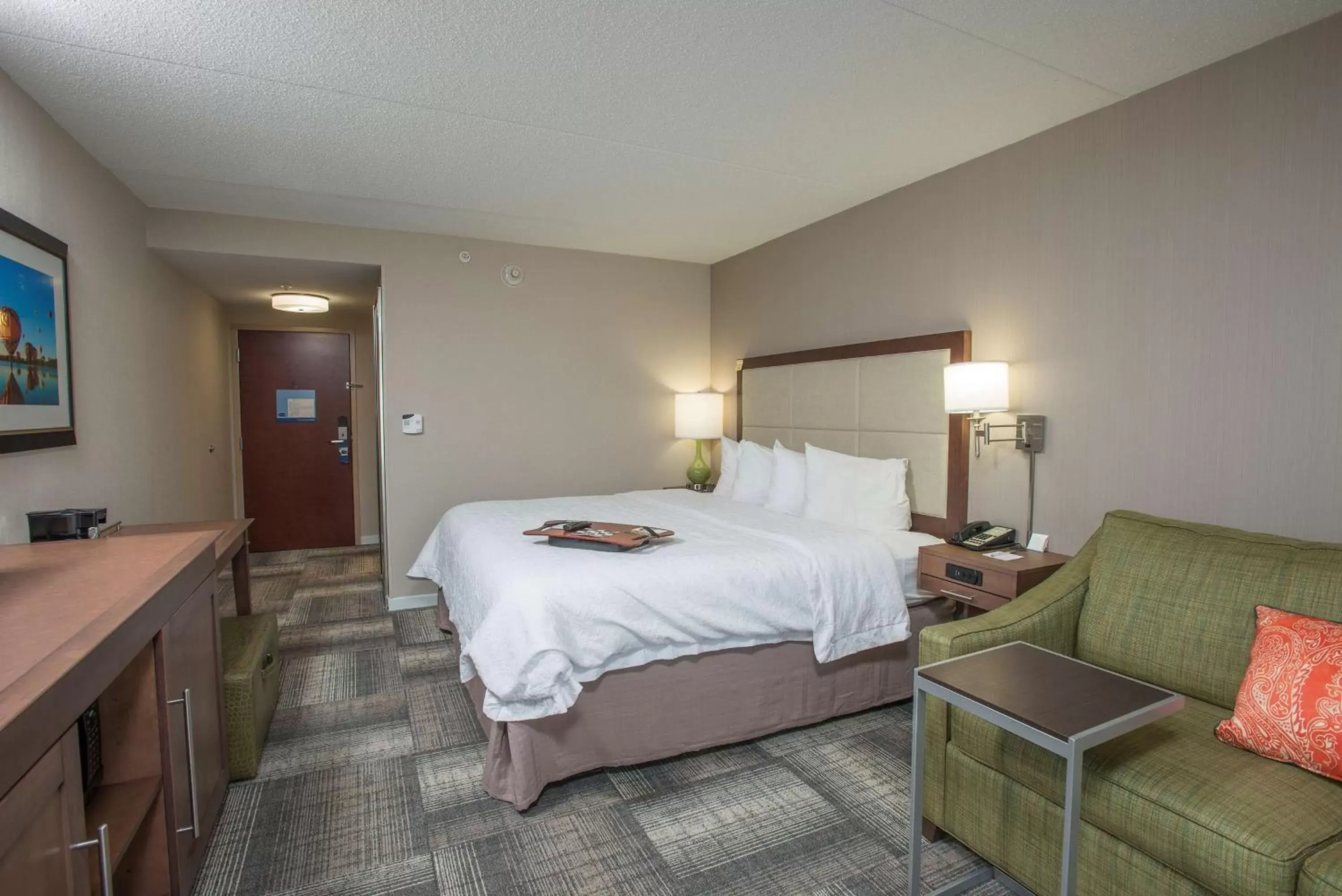 Living room, Bed in Hampton Inn & Suites Cincinnati-Union Centre