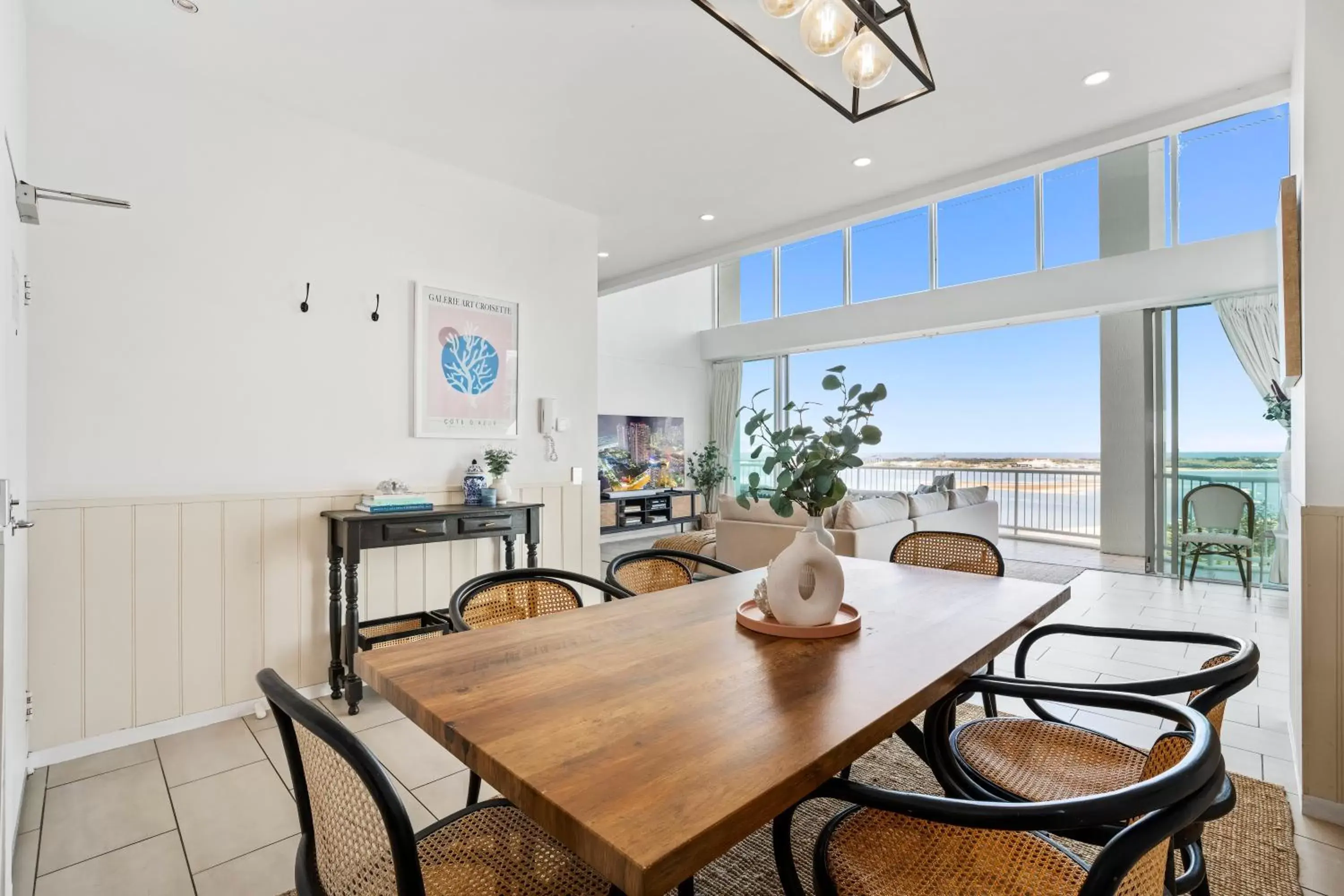 Dining Area in Crystal Bay On The Broadwater