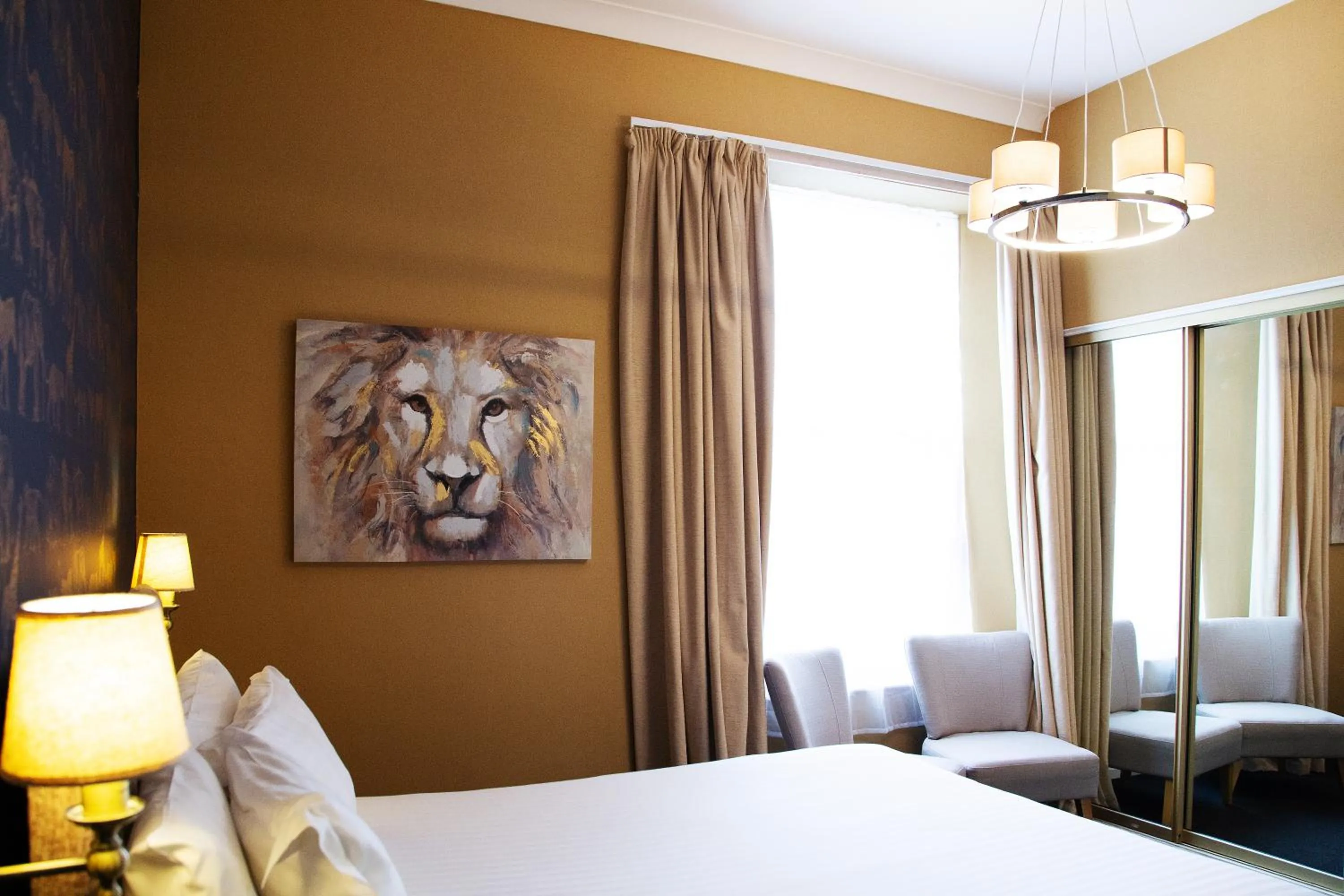 Large Double Room with Private Bathroom in The Montana