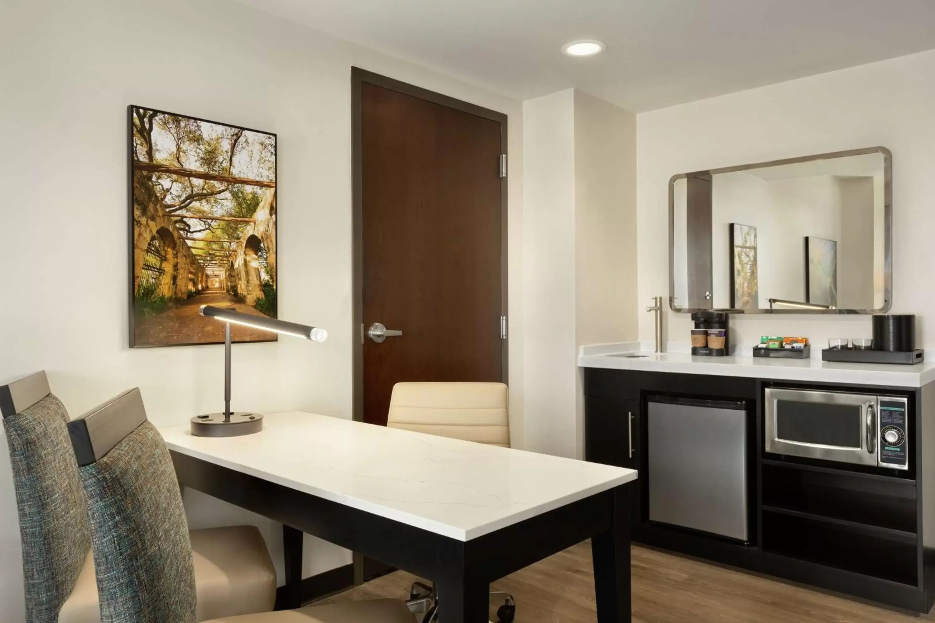 Bedroom, Kitchen/Kitchenette in Embassy Suites By Hilton San Antonio Landmark