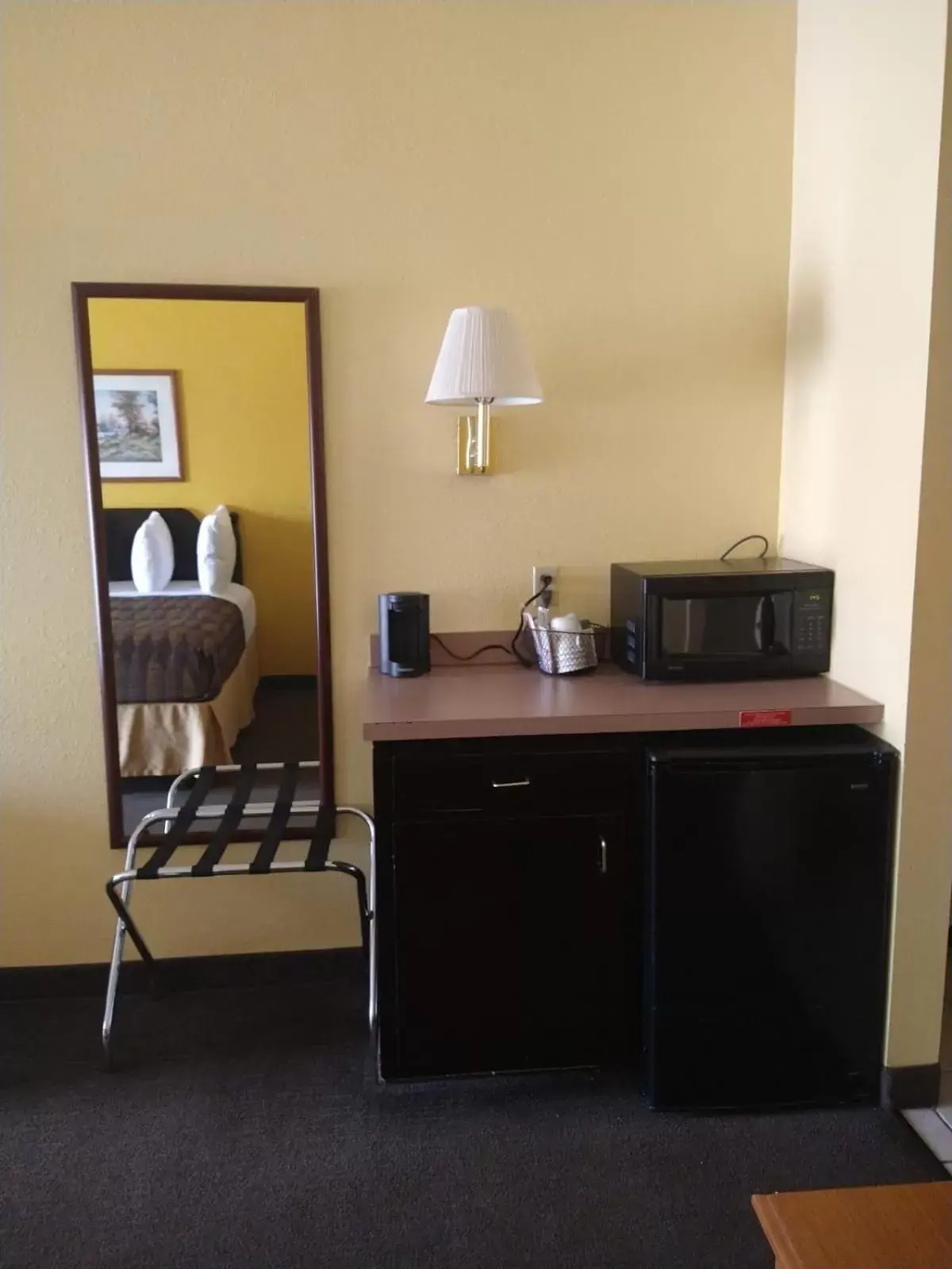 Coffee/tea facilities, Kitchen/Kitchenette in SureStay Hotel by Best Western Mission